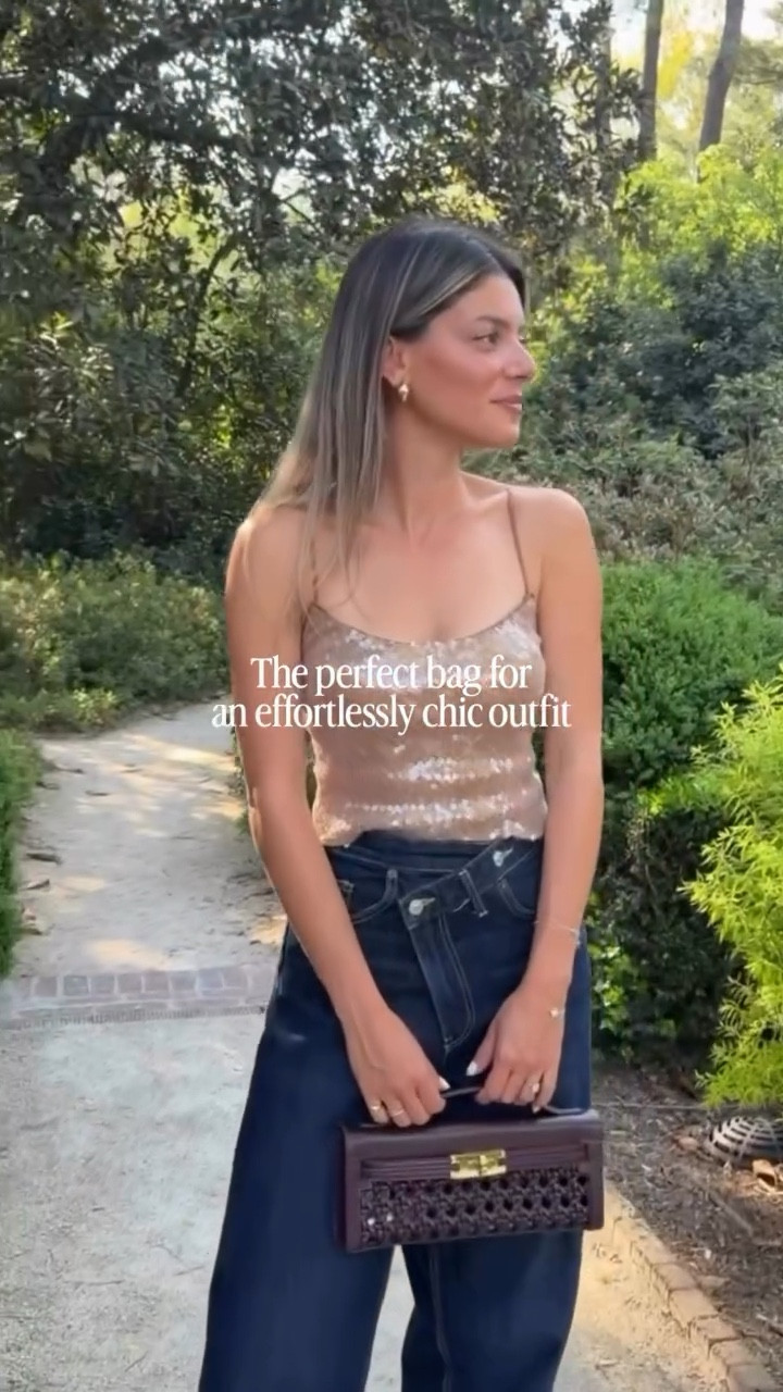 When the bag makes the outfit >> @jwpei_official #jwpei #jwpeibria 

_____
Outfit inspiration, clutch, evening bag, statement bag, date night outfit, outfit of the day, jw pei, chic style, statement top, bag, going out bag, spring bag