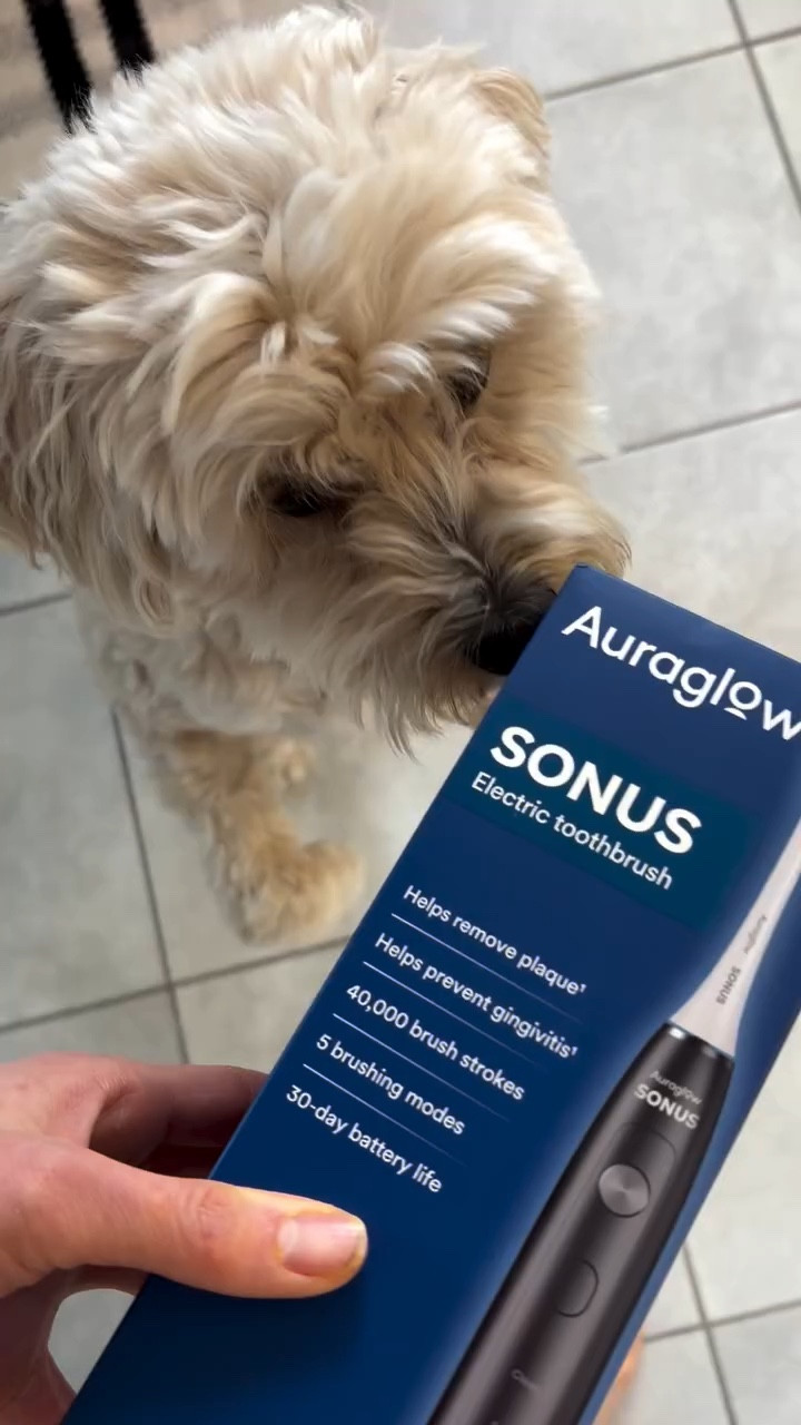 I approve of mom’s new ✨Sonus Electric Toothbrush✨
(And not just bc the box was fun to sniff) 🐶

Here are some reasons mom’s loving it too (and why your hoomans might too)👍

✓ Helps prevent and reduce gingivits*
✓ Removes up to 10x more plaque*
✓ Healthier gums in 2 weeks*
✓ 40,00 vibrations per minute
✓ 2 minute brushing timer
✓ 5 brushing modes 

Follow @auraglow for more info on how to get yours ✨
.
.
.
.
Ad | @auraglow @stackinfluence #auraglow #auraglowpartner #toothbrush #oralcare