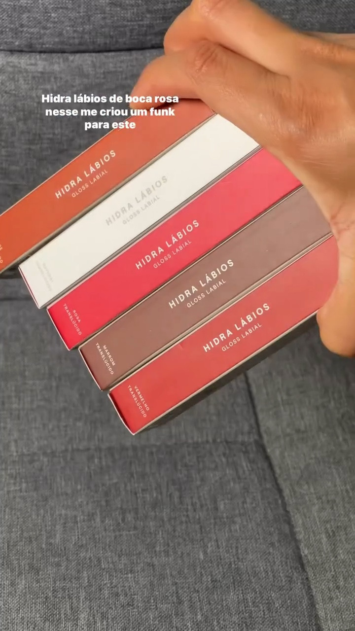 VALE O SURTO? 

O que a marca promete: O novo Hidra Lábios Boca Rosa possui fórmula leve e sedosa, que promove sensação de frescor para os lábios, não é pegajosa e desliza suavemente, oferecendo um conforto único e hidratação imediata, sem escorrer. O acabamento translúcido com um toque de cor sutil realça sua beleza natural. 

👄 Natural Translúcido: Brilho suave e natural, ideal para um visual clean e hidratado.

👄 Rosa Translúcido: Toque delicado e romântico, perfeito para o dia a dia.

👄 Bege Translúcido: Look neutro e elegante, ótimo para combinações sofisticadas.

👄 Vermelho Translúcido: Toque sofisticado e vibrante, realça a beleza natural dos lábios.

👄 Marrom Translúcido: Efeito terroso e sofisticado, excelente para um visual marcante e moderno.

NUNCA USEI UM GLOSS QUE A SENSAÇÃO DE HIDRATAÇÃO FIQUE NOS LÁBIOS TANTO TEMPO MESMO DEPOIS DE REMOVER. 

Agora você me conta, vai testar ? 

#maquiadorasp #maquiagemprofissional #maquiagemx #hidralabios #bocarosers

#LTKbrasil #LTKbeleza