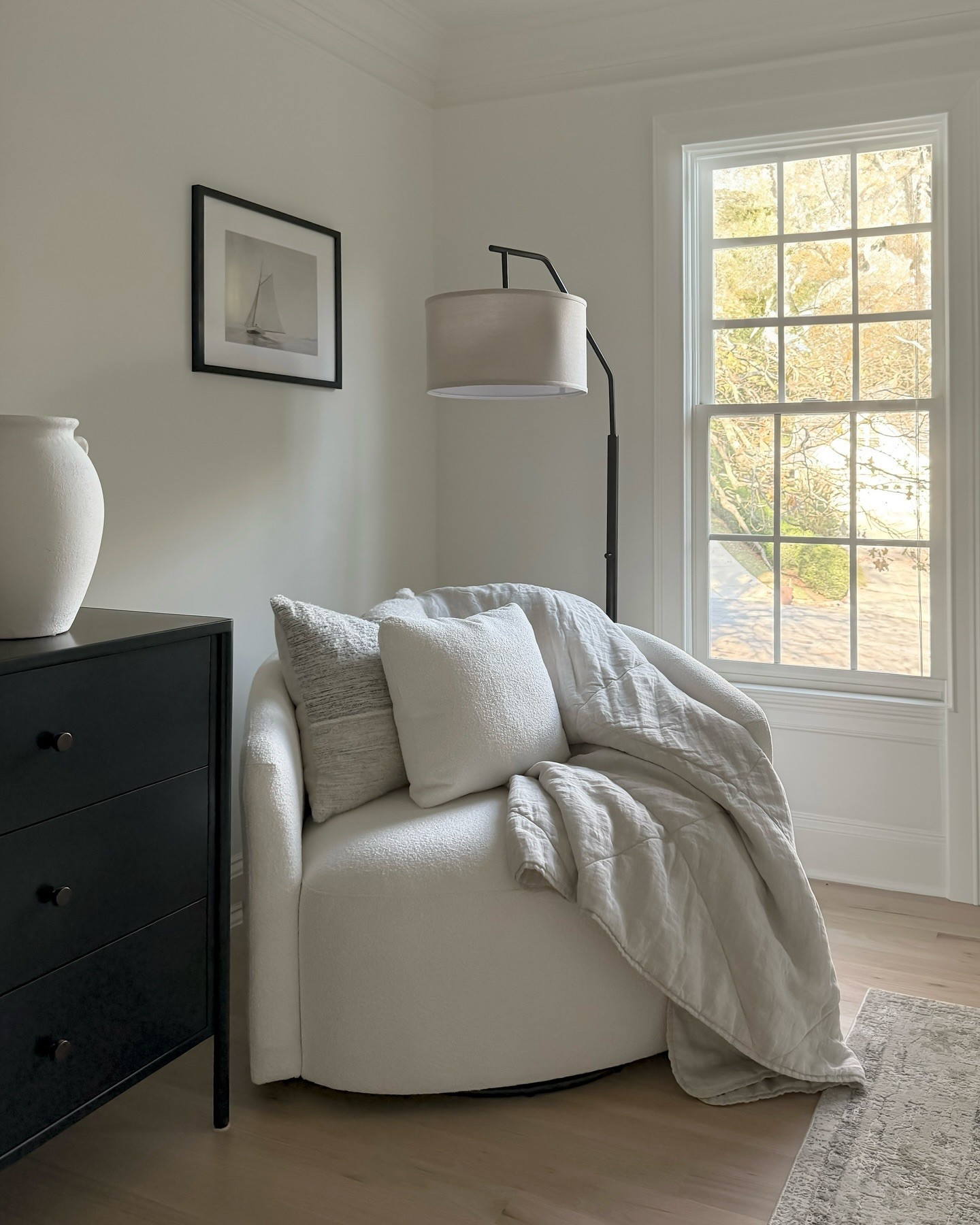 Feeling overwhelmed by the prospect of decorating a whole house or even a room? Start with one corner! You really only need a few pieces to make the space feel “done” and once you see it all put together you’ll be inspired to take on the rest of your project, one small space at a time! 

Comment “SHOP” for links or head to the link in my bio! 

 #neutralhome #neutralbedroom #neutraldecor #homedecor #bedroom #bedroominspo #cornerofmyhome #organicmodern #interiordesign #cozycorner