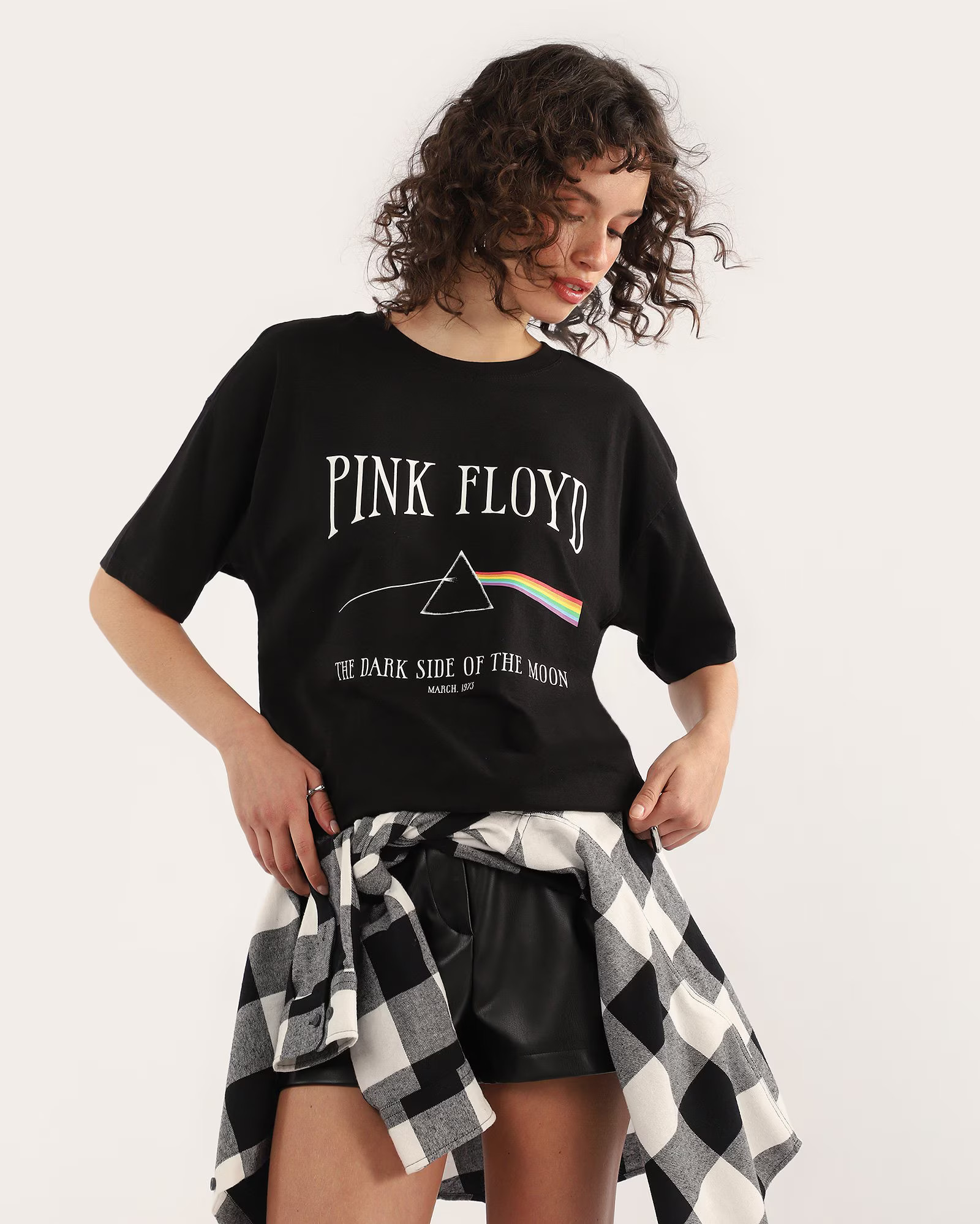 Camiseta feminina regular estampada preta | Pink Floyd | Riachuelo (BR)