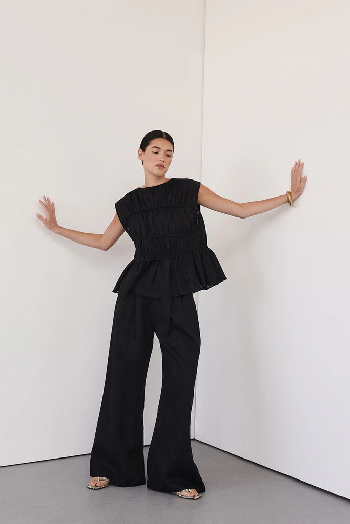 FLYNN BLACK LINEN TIERED TOP | DISSH