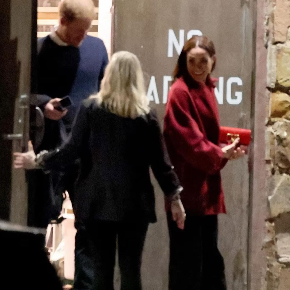 Lady in Red! #MeghanMarkle celebrated Valentines Day in Whistler with some gorgeous red accessories! ❤️

#LTKSeasonal #LTKstyletip #LTKover40