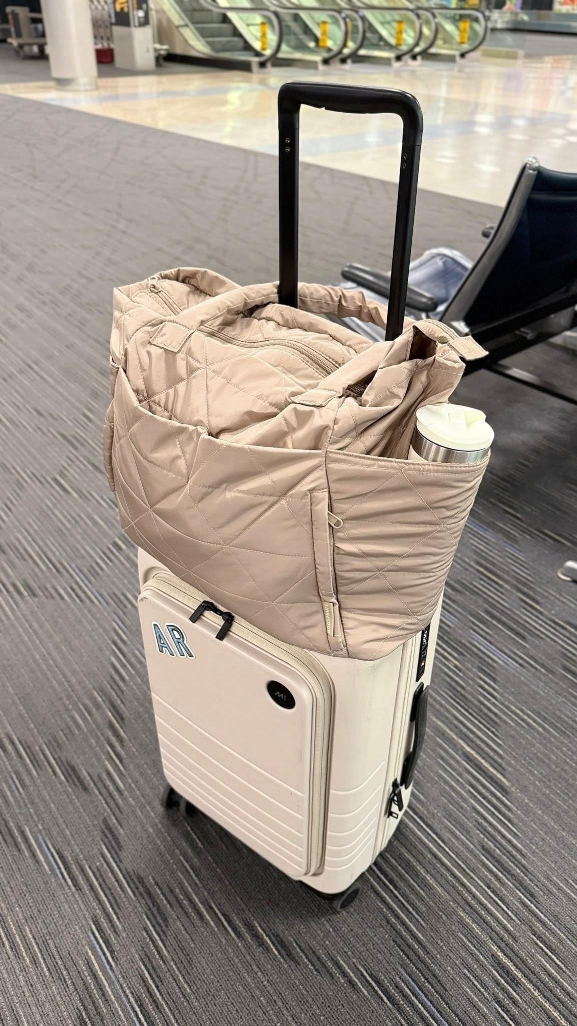 Stay organized and cozy with this stylish puffer tote bag. Perfect for travel or everyday use. This bag fits SO much, has a laptop sleeve, and a water bottle side pouch. #travelhacks #amazonfinds

#LTKTravel #LTKdayinmylife #LTKHome