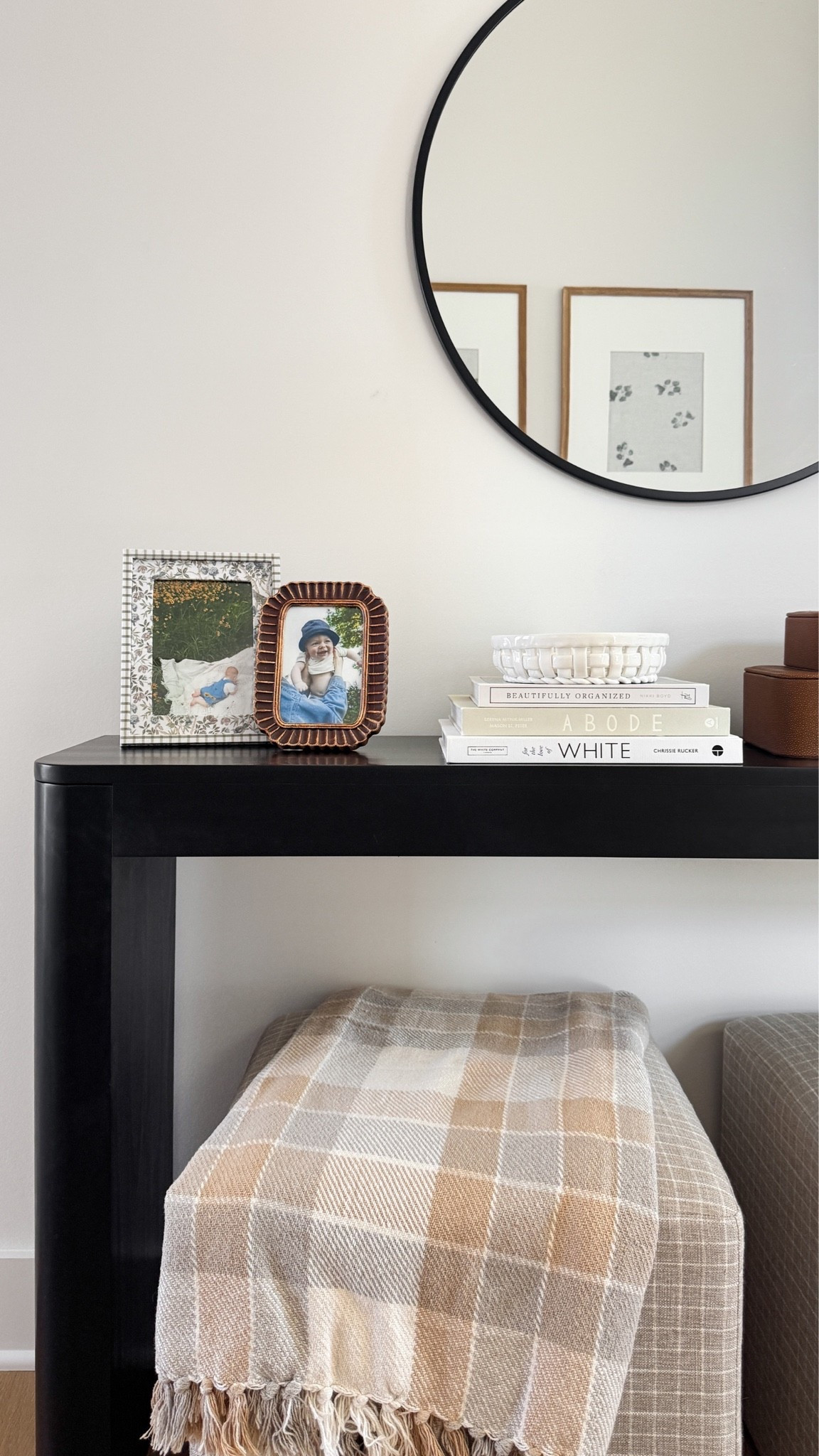 Entry table details 💓 home decor ideas, my favorite picture frames, mirror, and table’