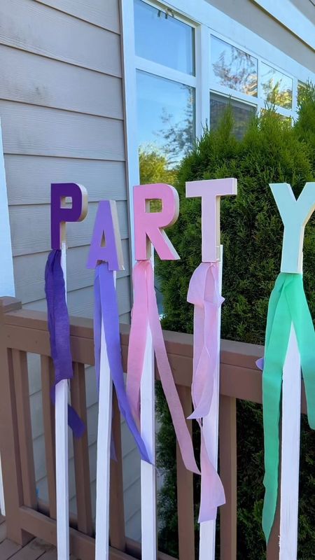 PARTY SPOT - DIY sign to help welcome and guide new families to our home 🥳and one we can reuse! Over and over!

#LTKVideo #LTKParties