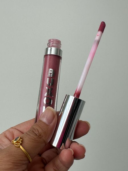 One of my favorite lip gloss formulas! They are so comfortable to wear and come in tons of colors! This shade is Dolly. 

Everyday makeup look, casual makeup look, work makeup, 5 minute makeup, dewy makeup, glowy makeup, radiant skin, no makeup makeup look, brown girl makeup, brown skin makeup, brown girl friendly, brown skin friendly