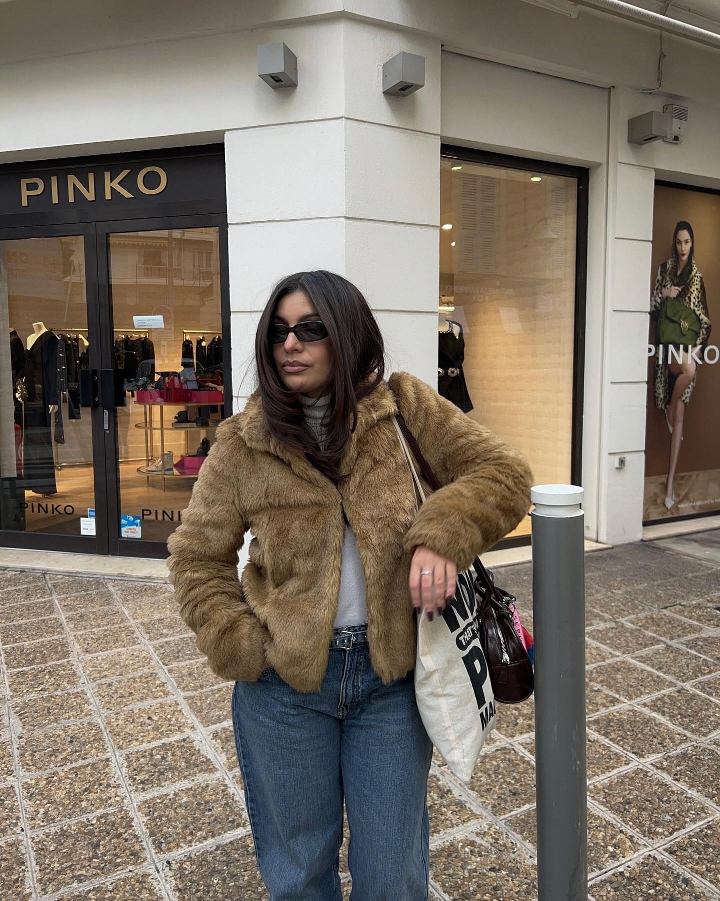 Winter vibes, mais toujours avec une touche chic 🧸🤎

J’adore combiner des pièces confortables avec du style, surtout avec ce manteau en fausse fourrure ! 
Et vous, c’est quoi votre indispensable mode pour affronter le froid ? 

Veste @hm 
Col roulé @zara 
Jeans @pullandbear 
Baskets @adidas 
Sac @pullandbear 
Lunettes @louisvuitton 

Si tu aimes ce look, n’oublie pas de liker et de me laisser un commentaire, ça me ferait trop plaisir ! 🫶🏻

#WinterStyle #CozyChic #FashionInfluencer #LookDuJour #OutfitInspiration #WinterFashion #StyleInspo #FauxFurCoat #OOTD #Fashionista #Mode #FashionLook #StreetStyle #StyleBlog #FashionVibes
#parisianvibes #claycoffee #parisianstyle #lifestyle