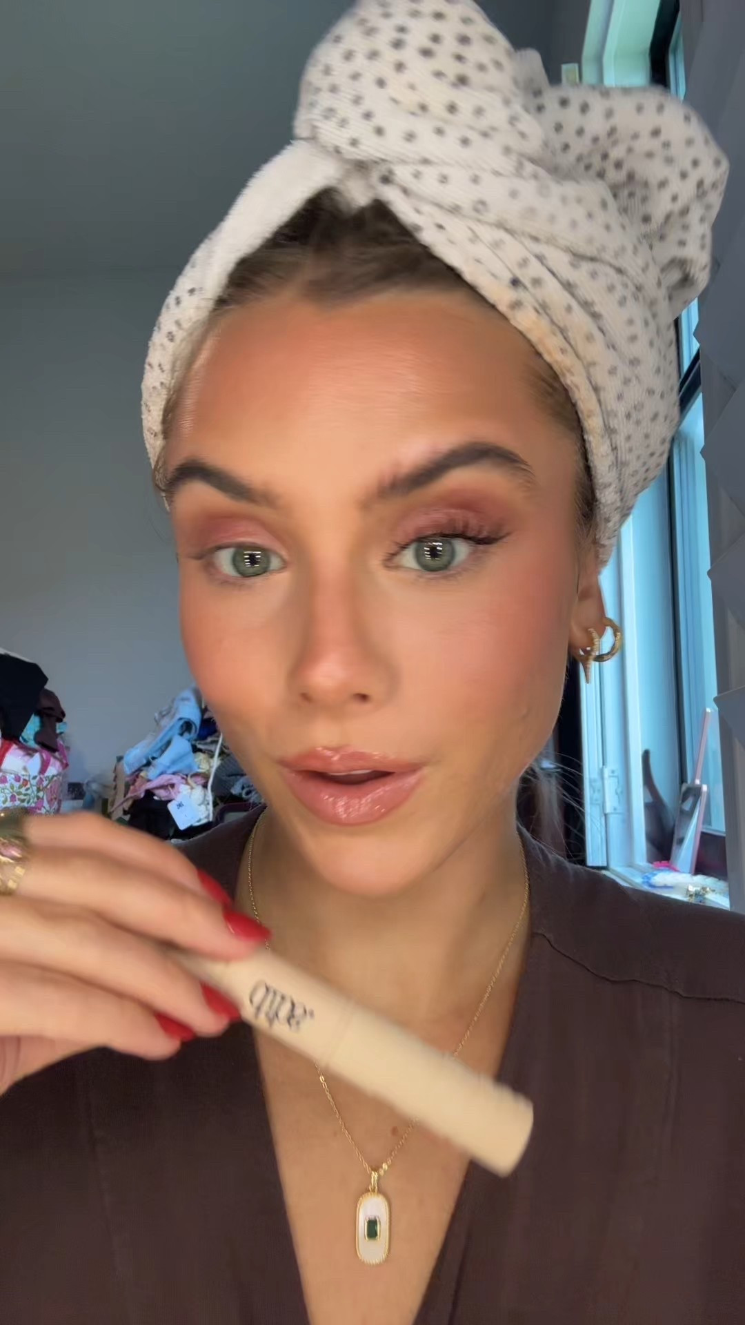 you multi task on everything so your makeup should too 😉this is the @dibsbeauty double standard mascara and primer duo so one side has a black mascara while the other has a brown mascara 👀 whats cool about this is the brown mascara can be worn on it’s own to layered with the black for the most dramatic, lengthened, volumious lashes. The wand on the two sides is also different so the black mascara has a bold, wavy bristle brush that lifts, thickens, and turns up the drama whereas the brown mascara is a tubing primer that separates, deﬁnes, and lengthens with a precise elastomer-bristle combo brush 🙌

#dibsbeauty #mascara #brownmascara #dibsbeautymascara 

#LTKStyleTip #LTKFindsUnder50

#LTKBeauty #LTKValentine #LTKgrwm