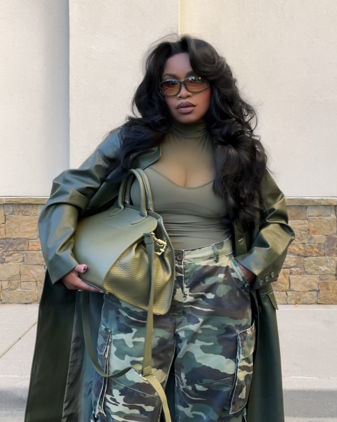 These olive green sunglasses are a must have accessory 🥑💚🌿