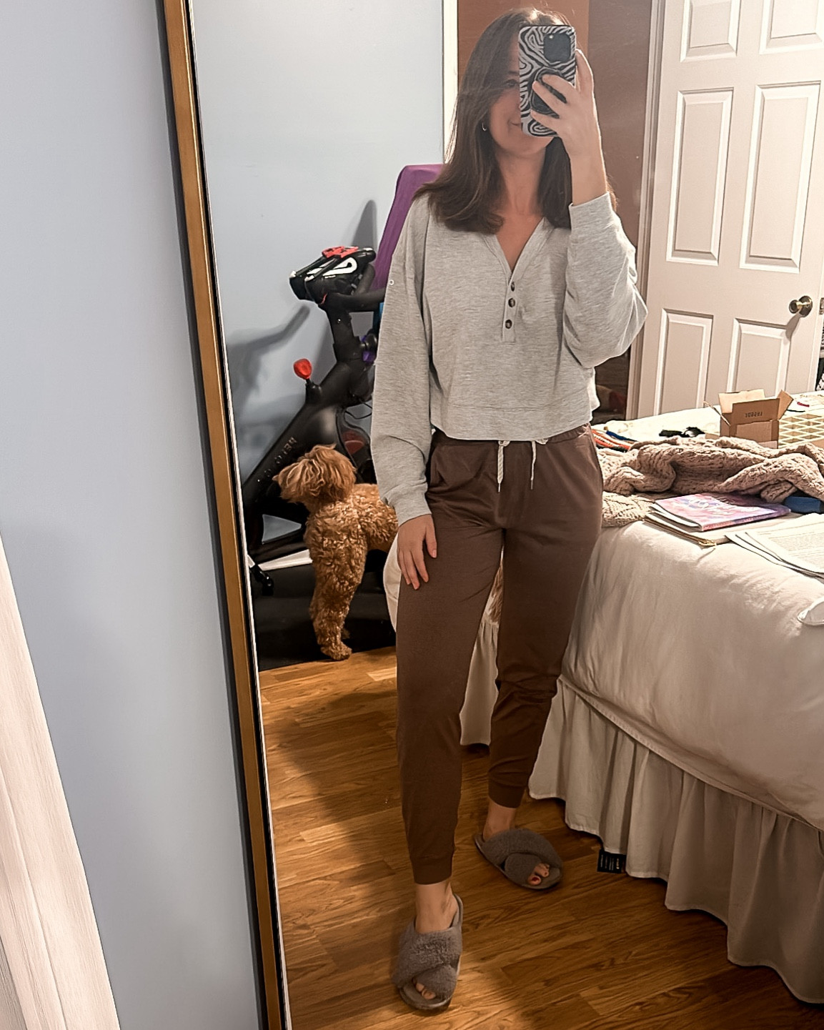 The buttery soft, cozy joggers

Wearing size Small Long
Color Fossil

Athleisure, joggers, vuori, brown pants, workout pants 

#LTKFitness #LTKFindsUnder100 #LTKActive