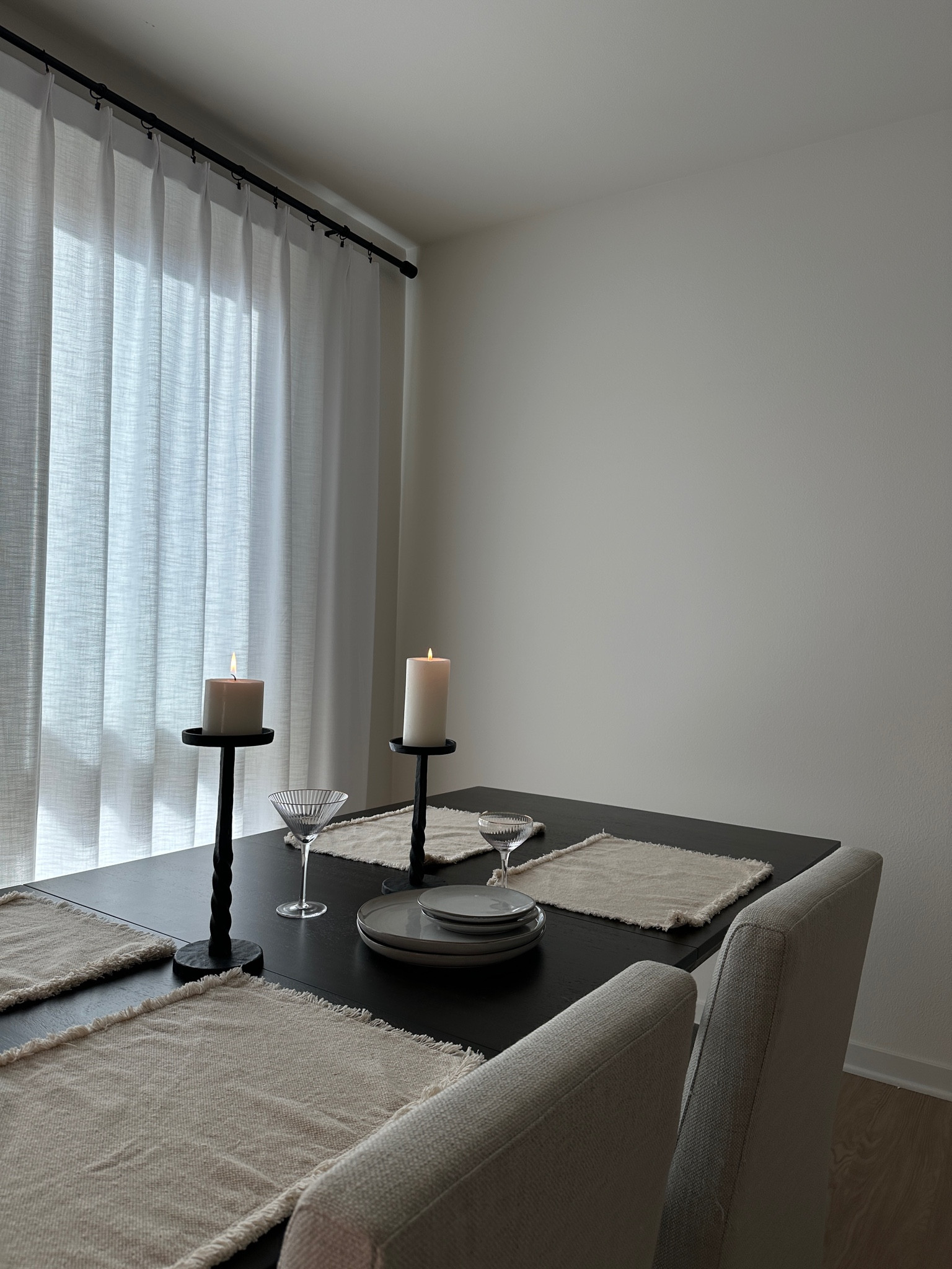 Chic Modern Organic Dining Room Decor 
