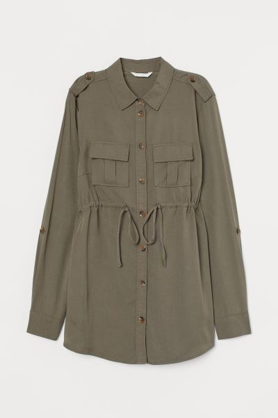 Bluse aus weich fließendem Viskosetwill. Modell mit Kragen, Knopfleiste und Brusttaschen mit Pat... | H&M (DE, AT, CH, NL, FI)
