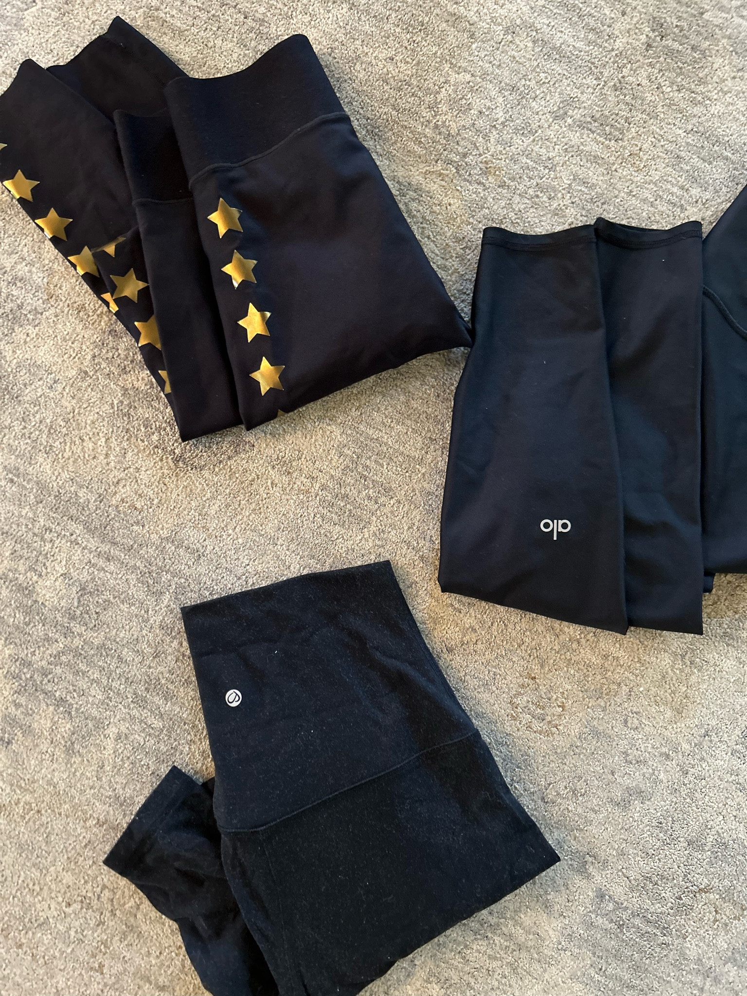 Legging review/breakdown! From $$$ to $ 

Ultracor (top with star)- pricey but worth it. Not for everyday, but best leggings to workout out in. They never slouch, really “hold you in”, and last forever. You can also always find them on sale!

Alo airlift- just started wearing these and love them! Very versatile and can wear them to workout or run errands in. Super flattering too! Alo is also have 30% off right now! 

CRZ yoga from Amazon- these are the dupes for the lulu align. Literally so buttery soft and comfortable. Not the best for working out, but a great everyday legging and so affordable. 