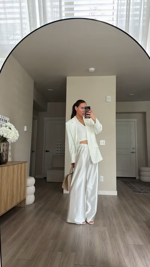 i'm 5'7'' wearing blazer in large for oversized fit.  pants have elastic band so it's easy to adjust in height.  wearing size small in top and pants

#satinpants