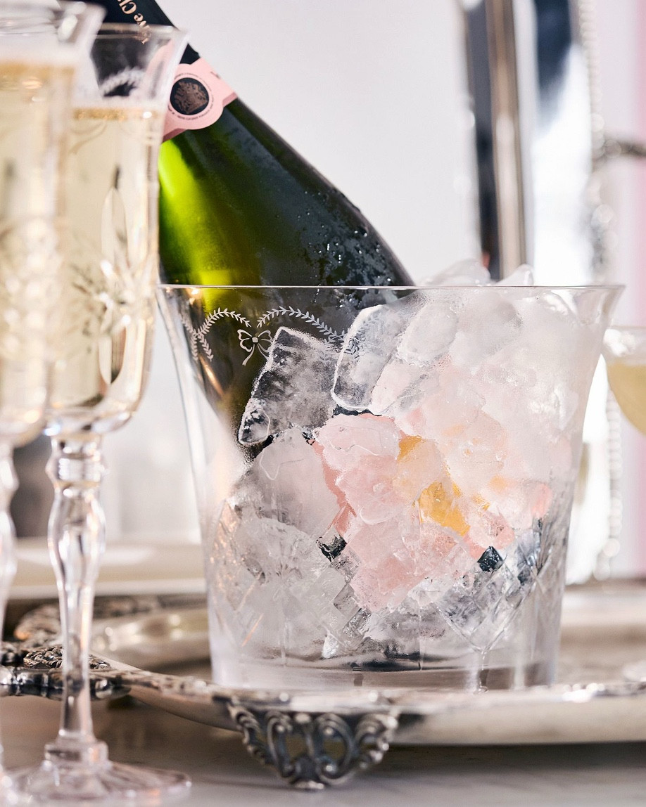 LoveShackFancy Ice Bucket
*Clearance*
Etched glass with bows 🎀
I love me a good ice bucket! I have 2 and I surprisingly use them all the time! So fun to use to serve drinks… lemonade stands and hosting! I’ve used mine for a vase with fresh blooms before too … or fill with candy or a plant! 