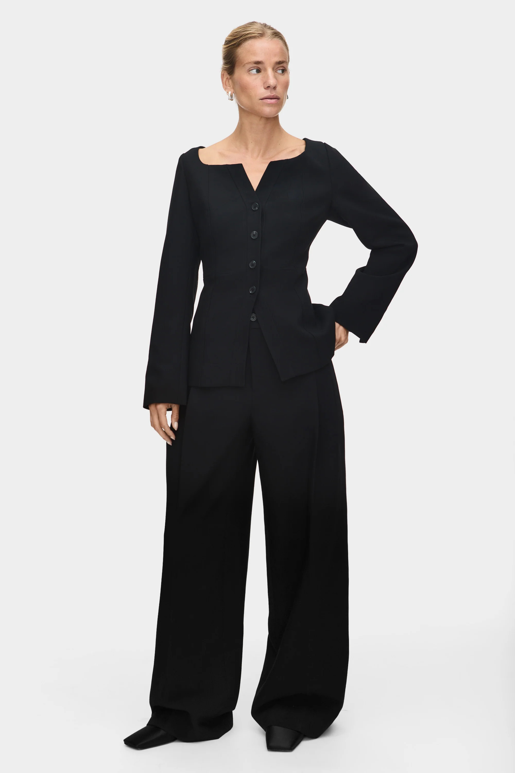 ALIGNE Pleated Wide Leg Trouser - Black | Genevieve | ALIGNE UK & EU