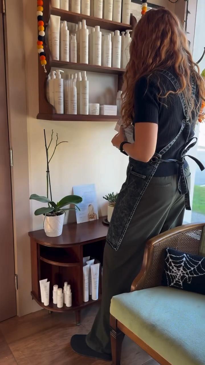 Open up the salon with me. 

#opensalon #curlspecialist #salonowner #ohiosalon