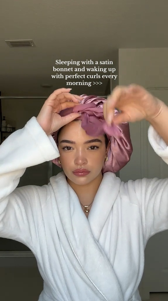 A satin bonnet changed my life 🤭#satinbonnets #satinbonnet
#satinbonnetforyourhair #hairtok #curls
#curly #curlyhair #curlygirl #curlyhaircheck #curlyhead #howtosleepwithcurlyhair #sleepingwithcurls #silkbonnet