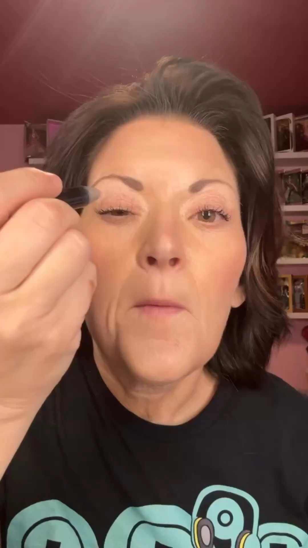 Every time I think I’ve seen it all… another viral eyeshadow technique shows up 😅

This one uses a lighter base in the center with deeper shades on the inner and outer corners to create more dimension and a brighter, lifted look.

When it’s blended well, it can:
✨ make eyes look more open
✨ add depth without looking heavy
✨ give that soft glam, diffused finish

But like most makeup trends, the real question is… does it actually work for mature skin and hooded eyes?

Because what looks good on TikTok doesn’t always translate to makeup over 40 in real life.

Blending, placement, and the formulas you use make all the difference — especially if you’re trying to avoid harsh lines or emphasizing texture.

So I had to try it for myself 👀

What do you think… is this a trend you’d try or skip?

#over40beauty #eyeshadowinspo #eyeshadowtutorial #eyeshadowhack #oldermillenial