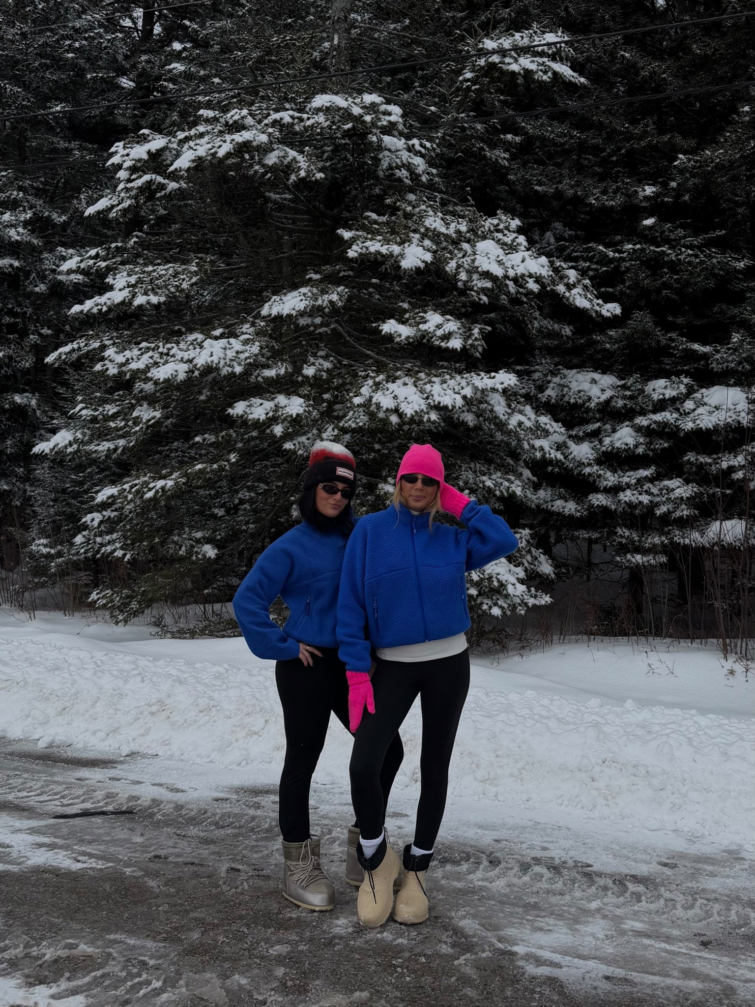 left fleece is amazon & right fleece is aritzia!!! insane how similar they areeee <3 #AmazonFinds #InspiredbyAritzia

#LTKFindsUnder50 #LTKSeasonal #LTKootd