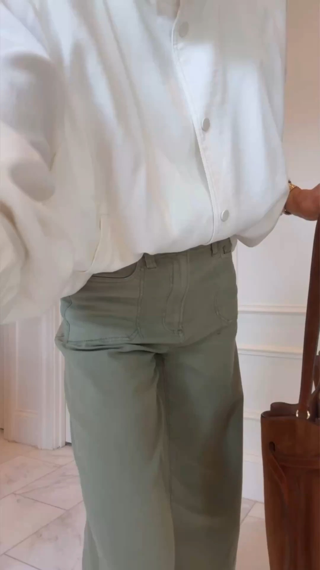 Saw these Paige pants back in stock! These are comfortable, lightweight and fit tts. I'm 5'7 wearing size 25