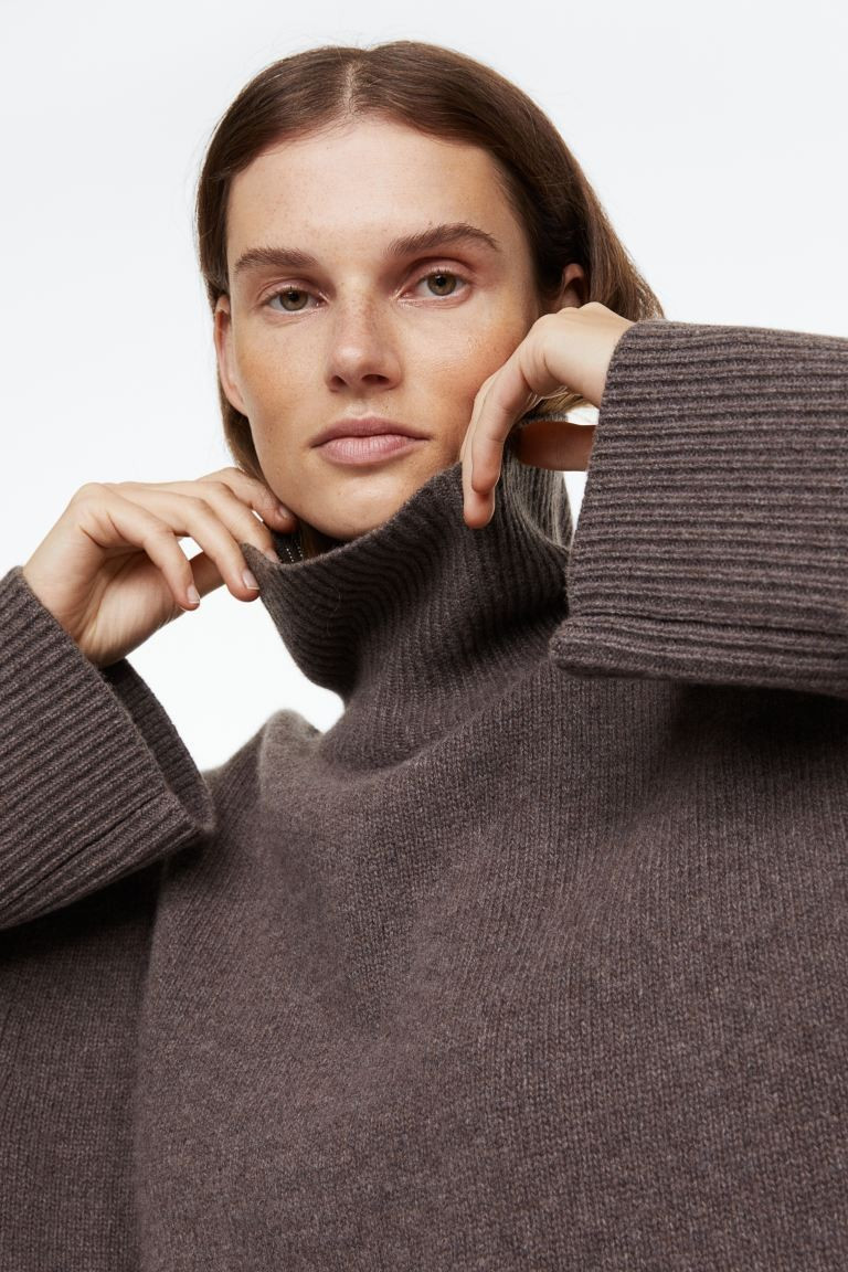 Pull col roulé oversize en laine mélangée - Grège foncé - FEMME | H&M FR | H&M (FR, IT, ES, PT, BE)