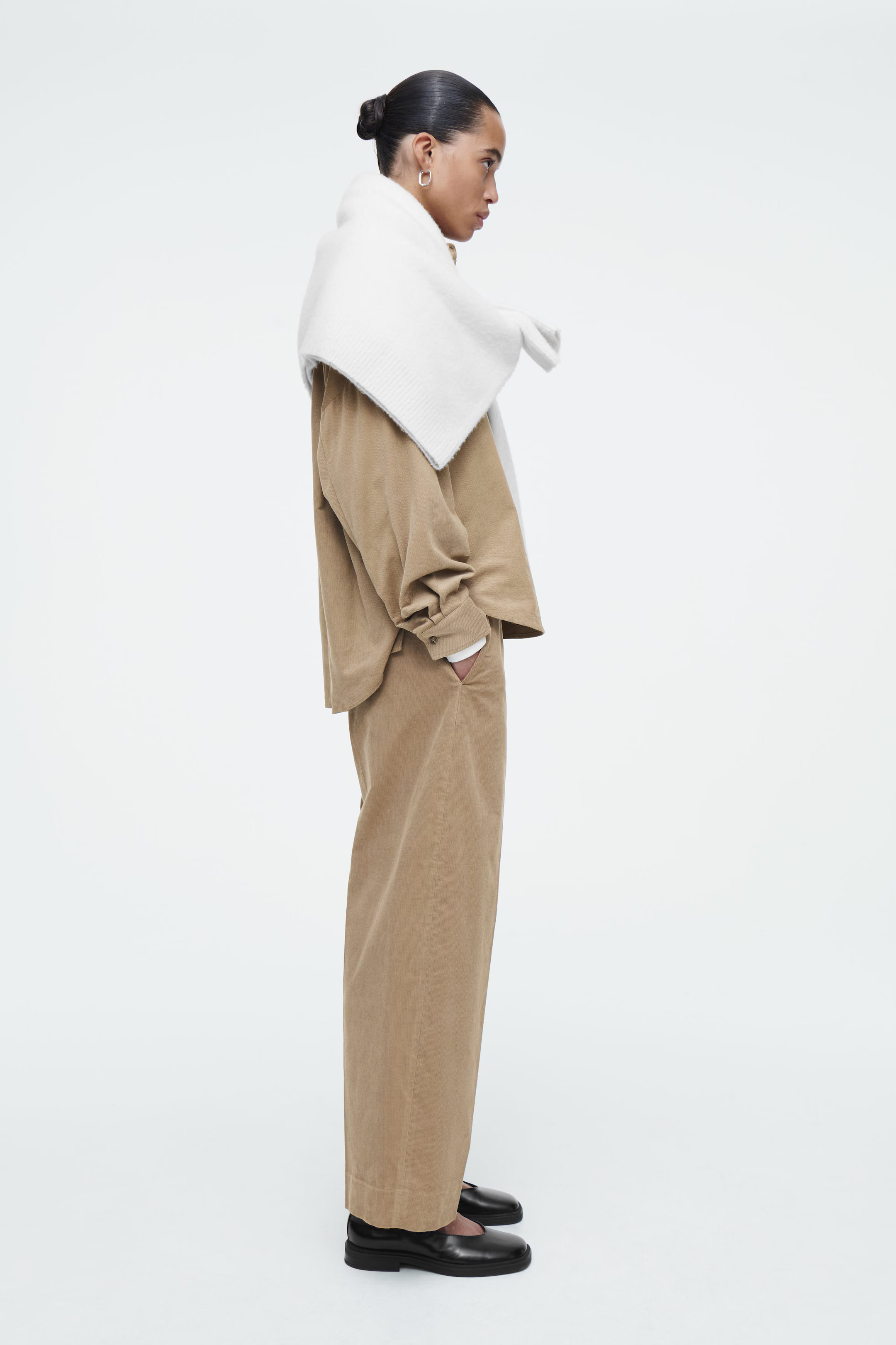 SZTRUKSOWE SPODNIE ZE SKRÓCONYMI NOGAWKAMI - BEŻOWY | COS (EU)