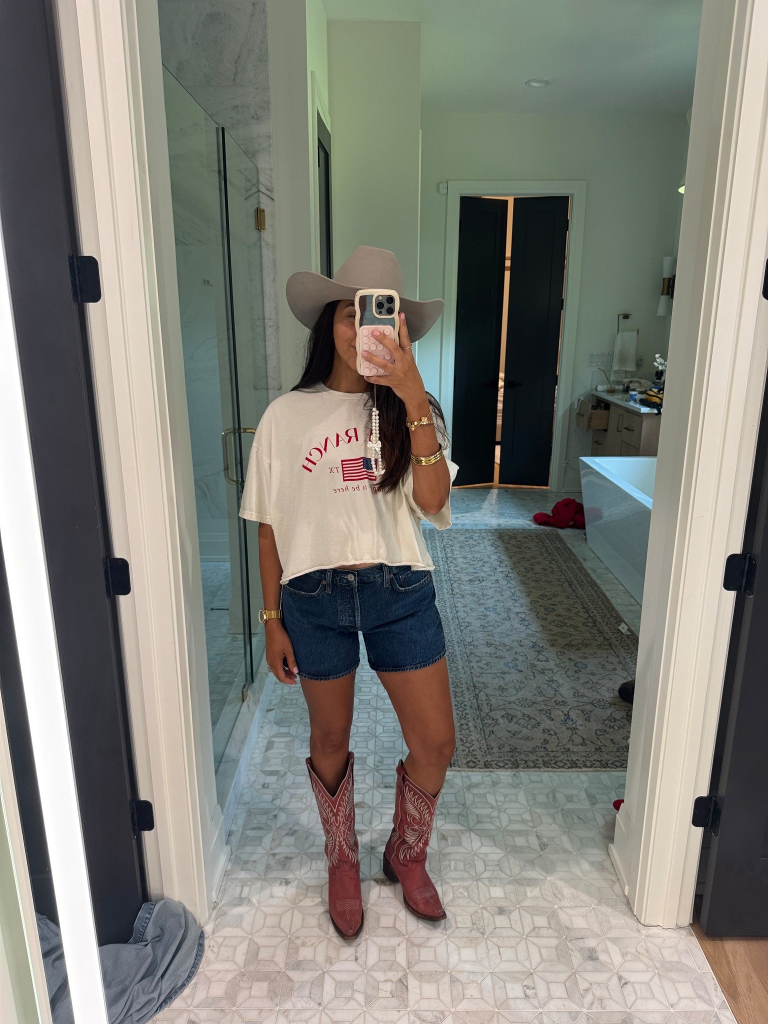 Top: os
Bottoms: 27 

The Rose Ranch tee makes a perfect comfy concert rodeo look🐴

Dressupbuttercup.com #dressupbuttercup #dederaad


#LTKmomlife #LTKSeasonal #LTKootd
