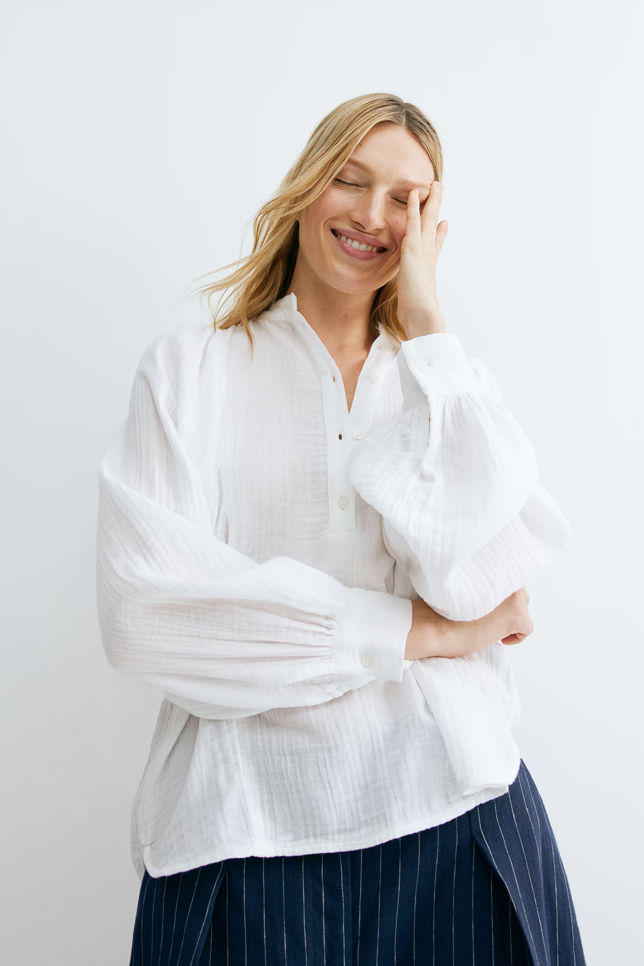 Batwing-Sleeved Muslin Blouse - Round Neck - Long sleeve - White - Ladies | H&M US | H&M (US + CA)