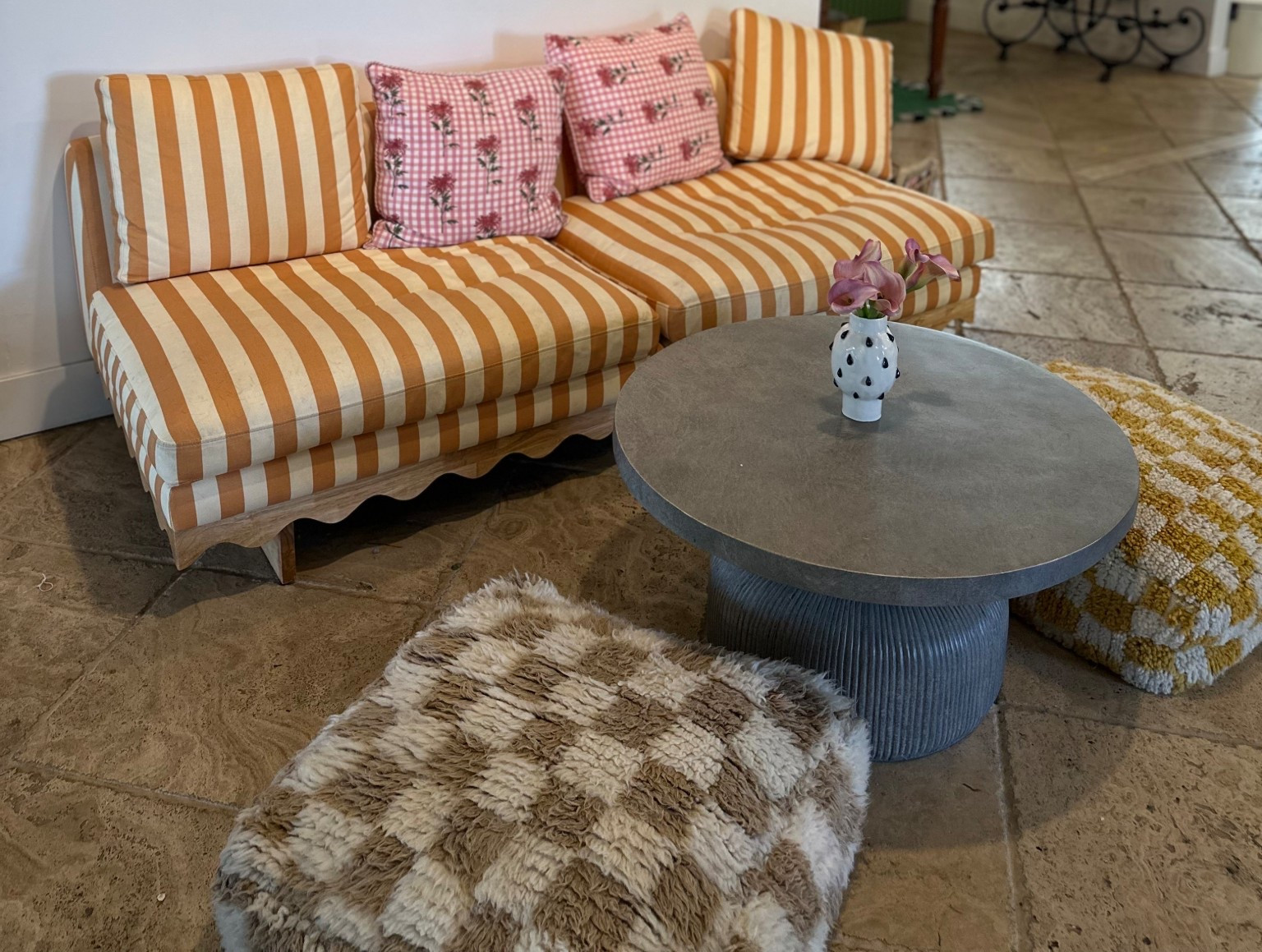 The cutest little couch 


#statementfurniture #accentfurniture #girlyapartment #accentcouch #couch 

#LTKSaleAlert #LTKSeasonal #LTKHome