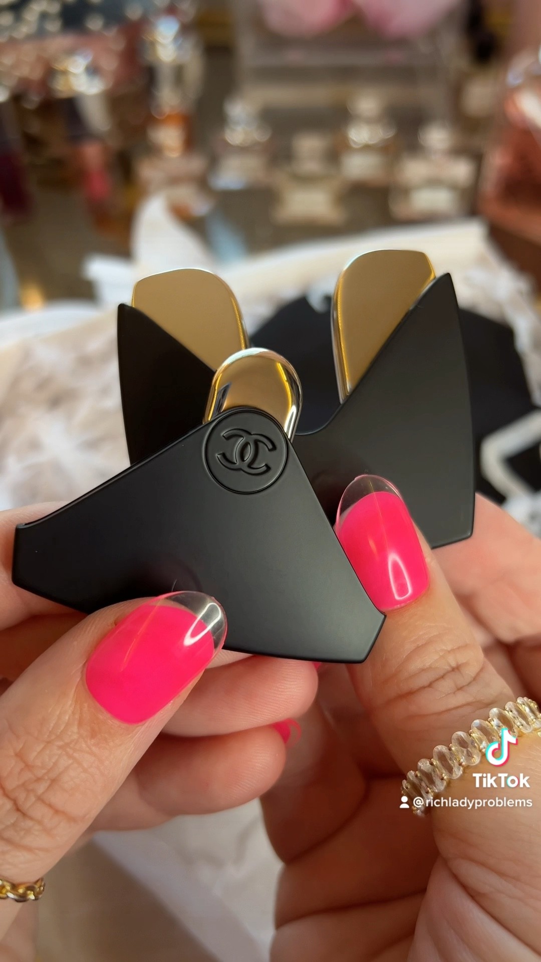 #chanelmakeup #chanelbeauty #chanelholiday #facetool

#LTKunder100 #LTKbeauty #LTKHoliday