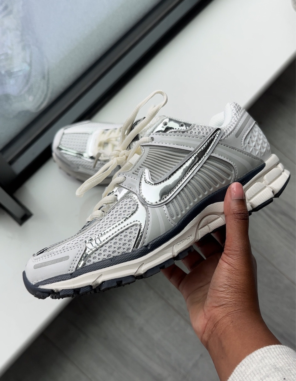 White Nike Zoom Vomero 5 Metallic Trainers (colour: 17)


Sports trainers, sports sneakers, white trainers, white sneakers, back to school trainers 

#LTKBacktoSchool #LTKshoecrush #LTKunder50