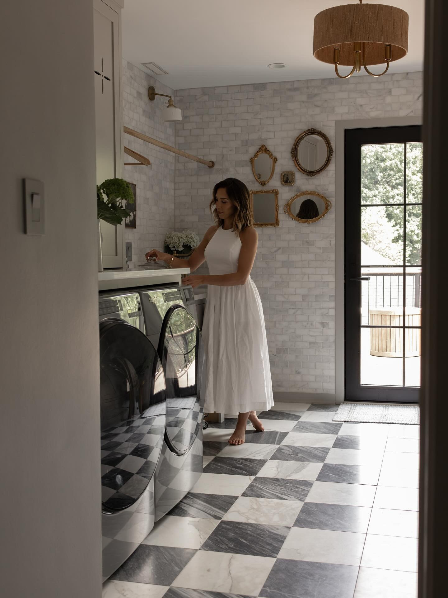 Dirty little secret? It’s this pretty laundry room 😉

Comment “laundry” for a link to shop this space 

Meu segredinho sujo? Esta lavanderia linda 😉

📸by @j.astr