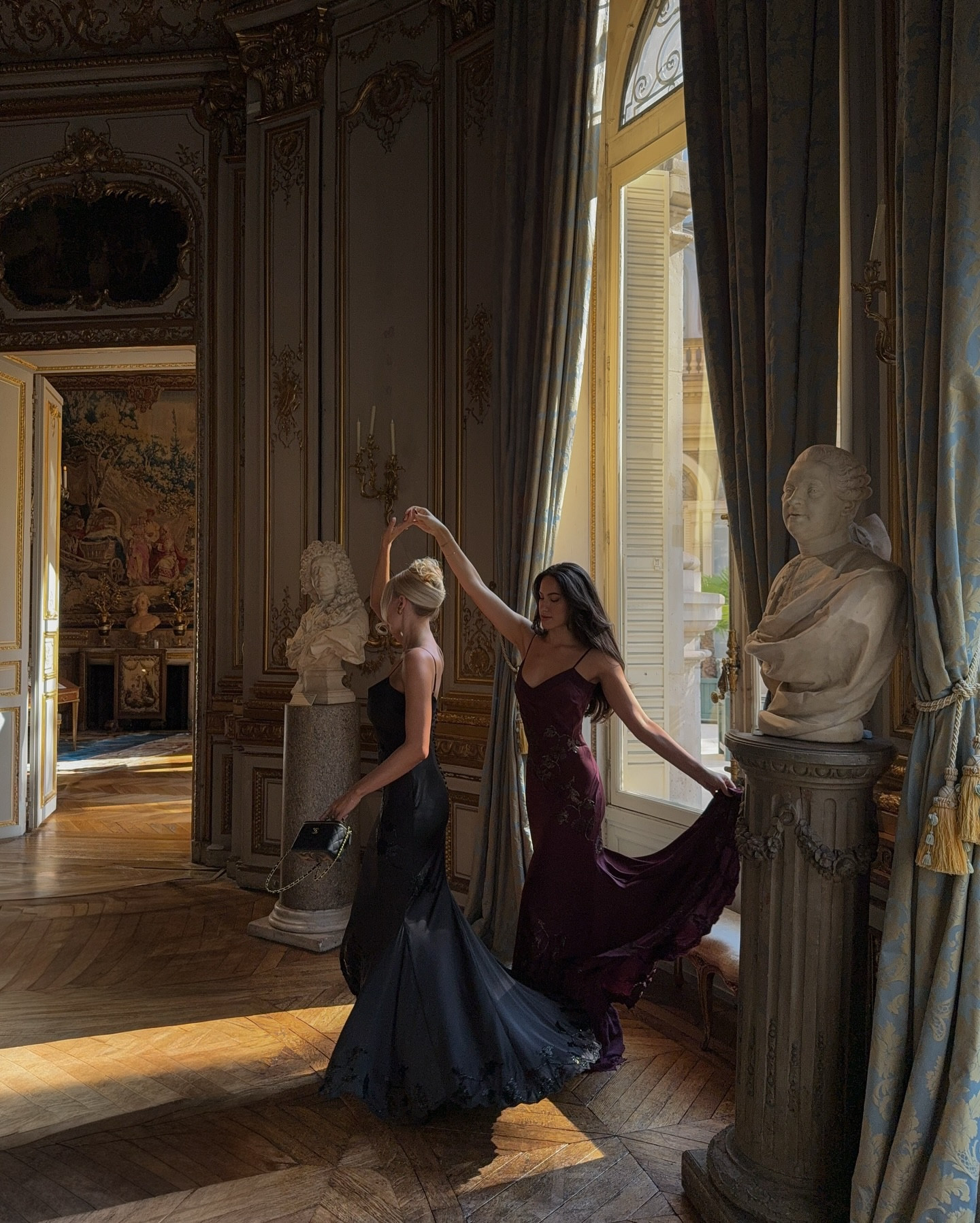 Reconnecting with art because nature didn’t work 🤍

Are you team burgundy or black? 🥀🖤