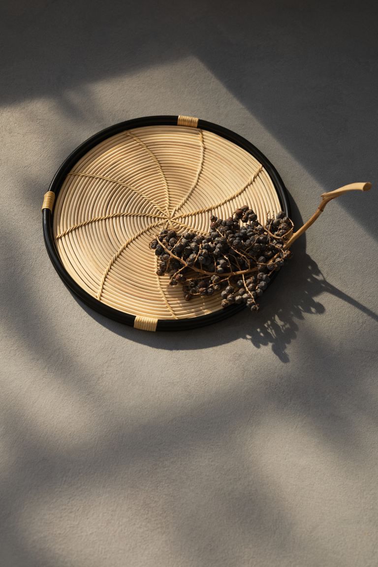 Round rattan tray | H&M (US)