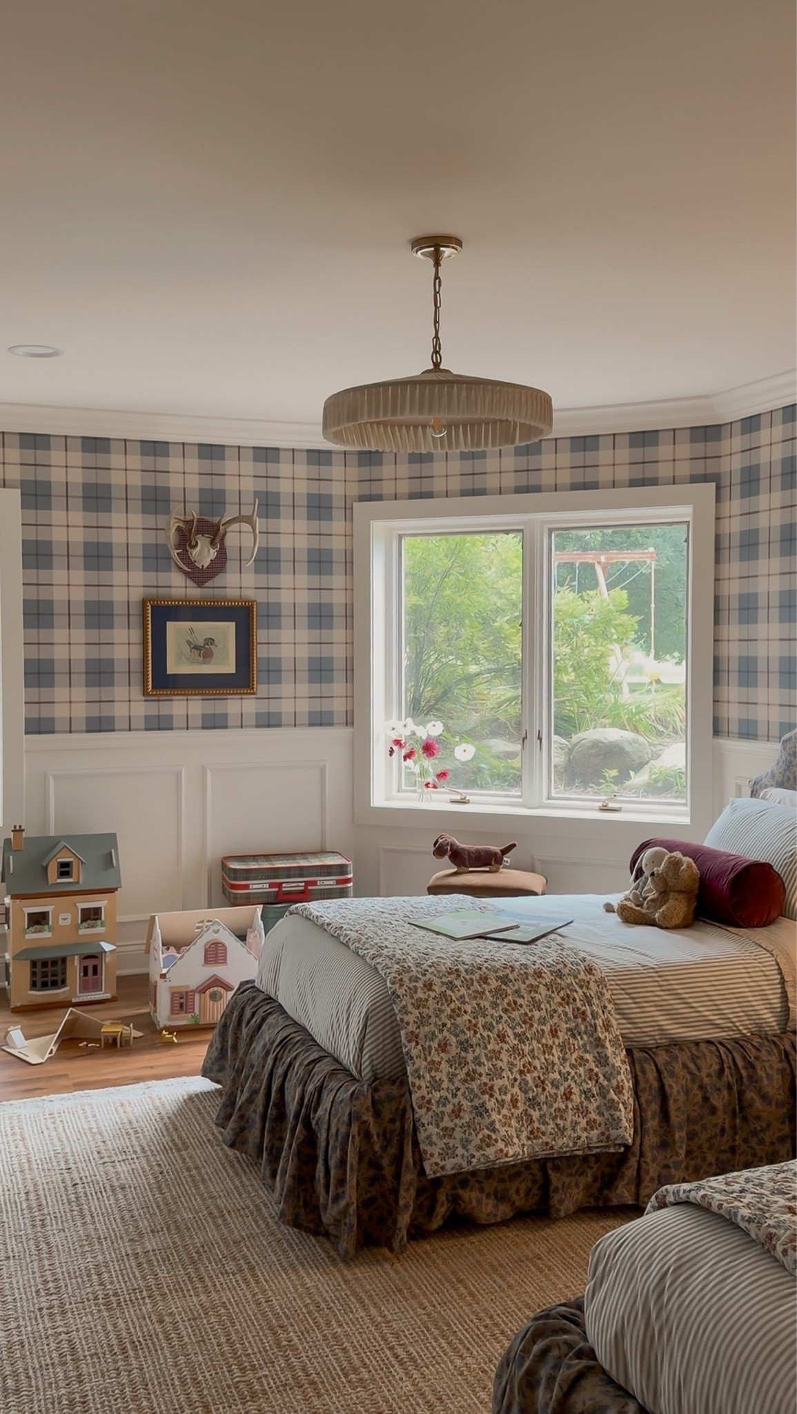 This room turned out dreamier than I ever could’ve imagined ☁️🩵

Wallpaper: Ranold in Light Blue from Sandberg Wallpaper
Upholstered Bed: Stoffer Home Thelma Platform Bed in Dogwood Floral Sage

#LTKKids #LTKHome #LTKstorytime