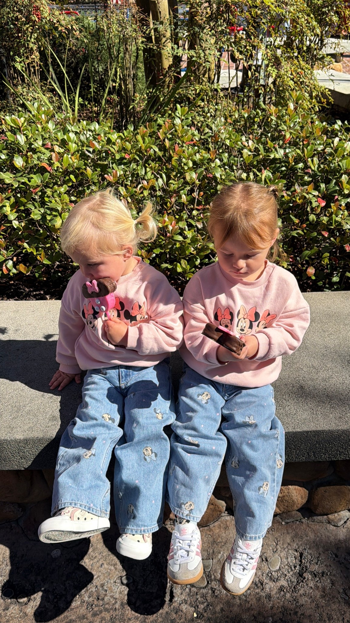 cute toddler girl Disney outfits! Mini mouse jeans and sweatshirt 