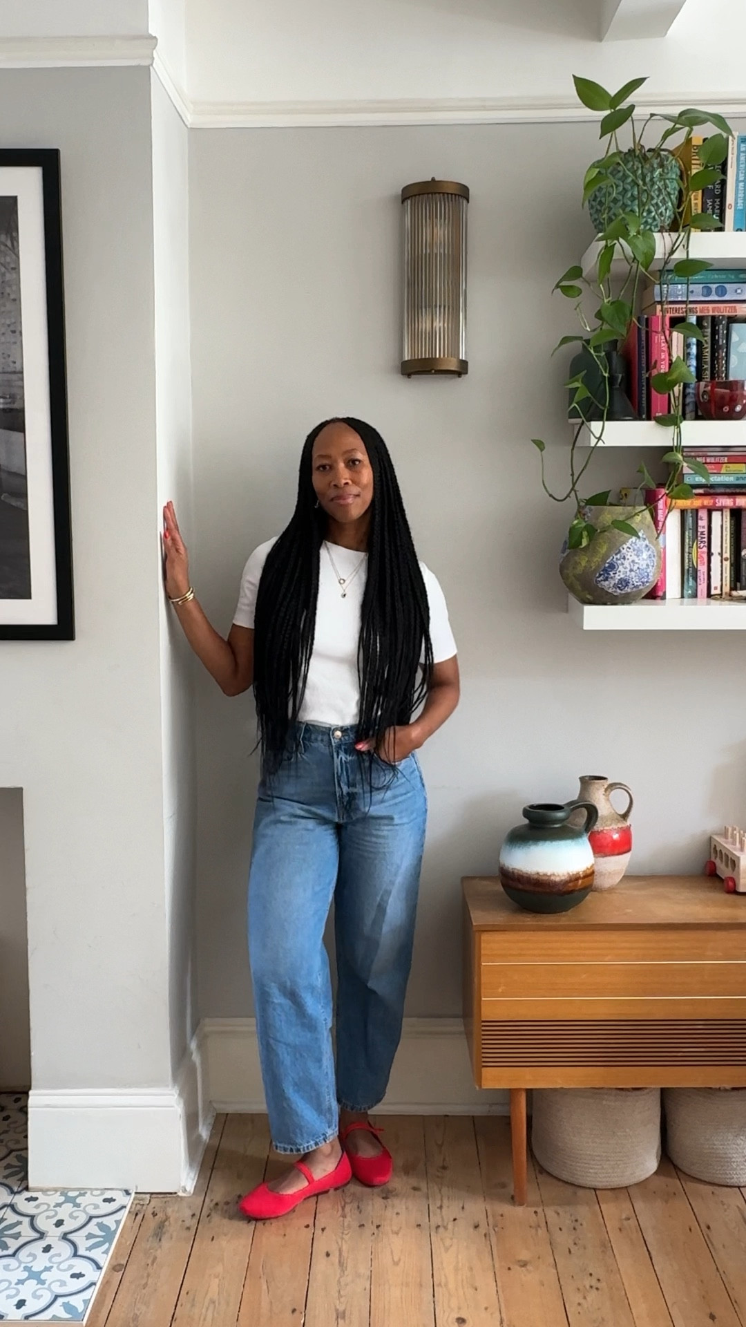 Casual weekend spring outfit red pumps perfect jeans classic look 