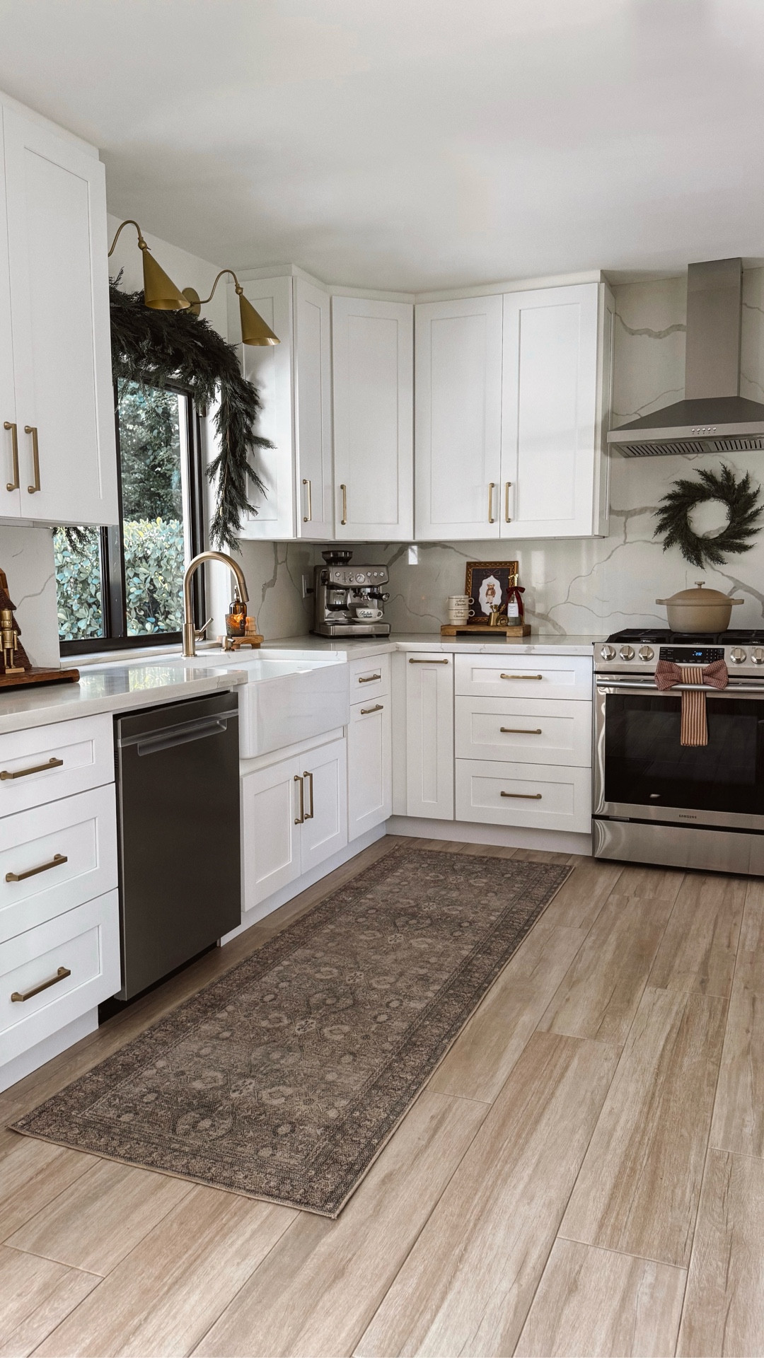 Come decorate the kitchen with me 🎄🤎
Sharing Christmas kitchen decor ideas, countertop styling, holiday hosting essentials, and easy ways to make your kitchen feel festive.

#ltkhome #christmasdecor #kitchendecor #holidaydecor #christmaskitchen


#LTKHoliday #LTKFindsUnder100 #LTKHome