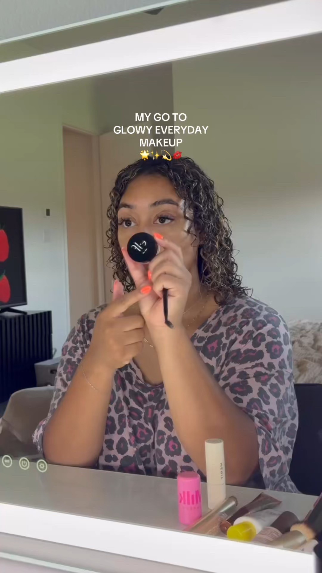 GLOWY MAKEUP