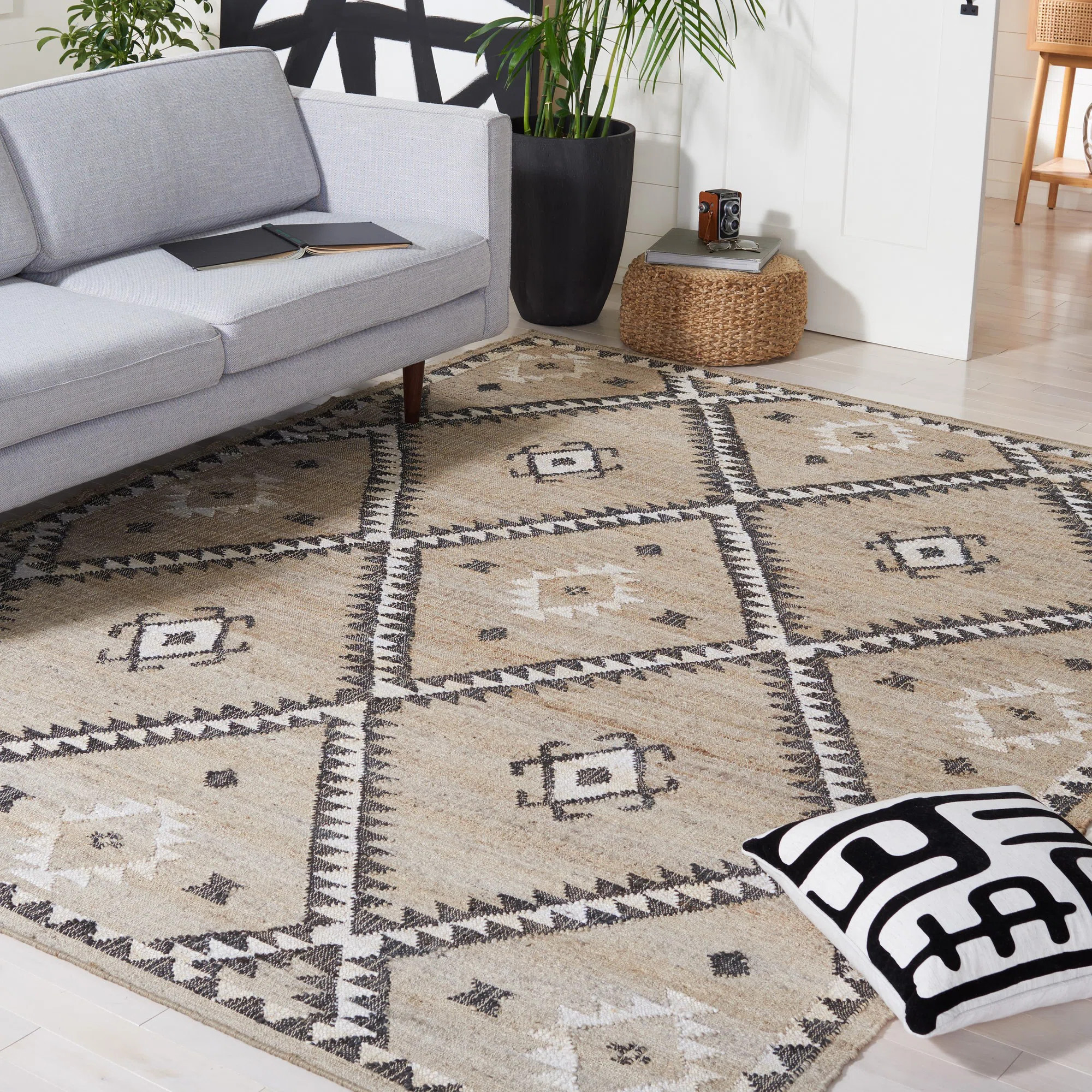 Mabrey Southwestern Handmade Flatweave Jute Area Rug in Gray/Black | Wayfair North America