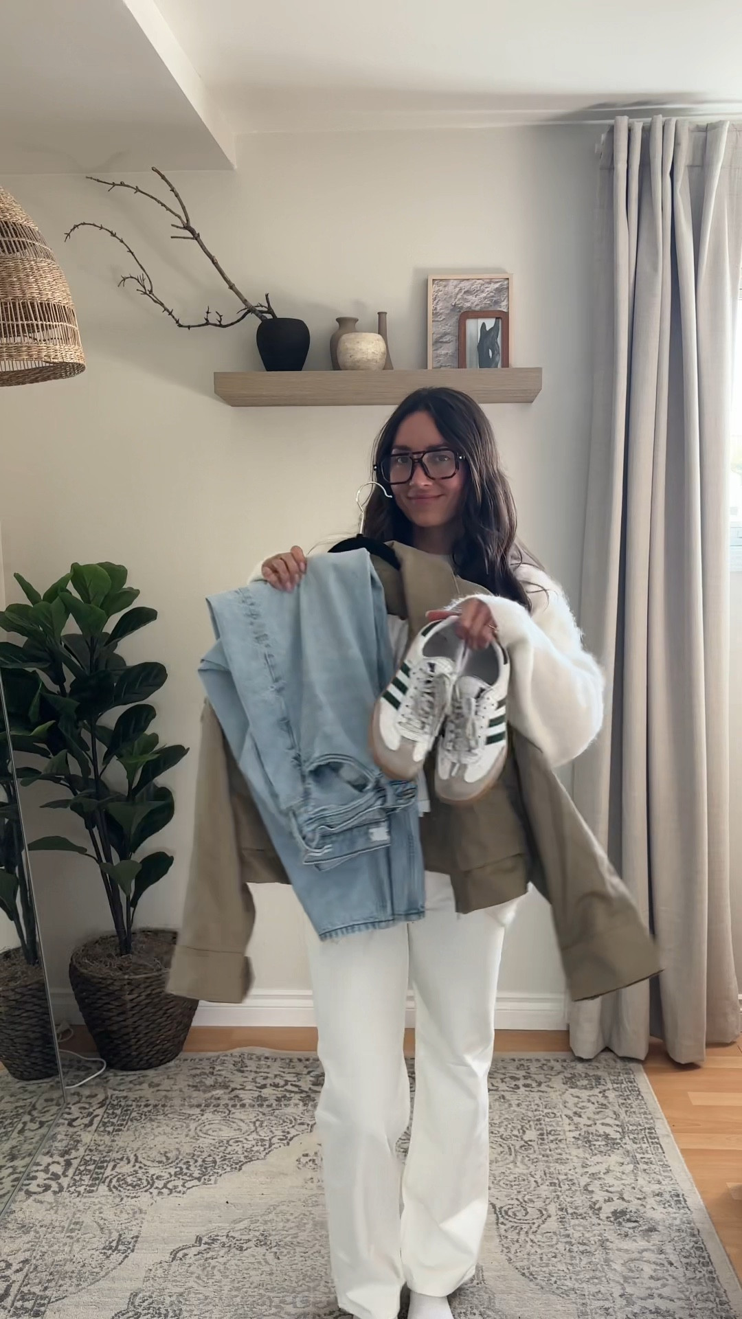Jeans a tee and a trench 🧥🍂🤎 the combo that never fails 