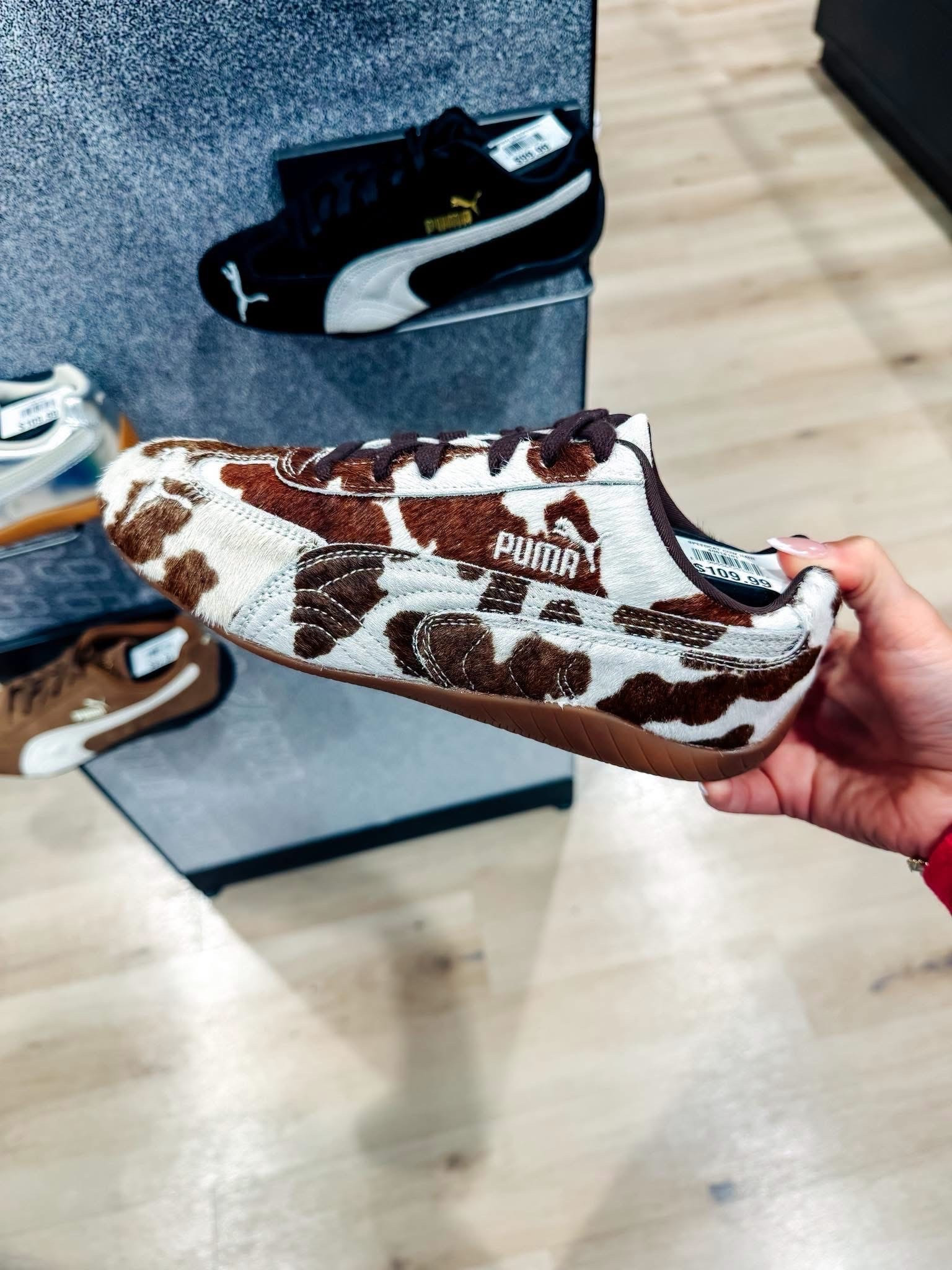 These cow print Pumas are making me want to pretend I live on a ranch. 🤠🐄 They’re such a fun neutral and would be so cute with denim shorts, graphic tees, or even leggings this fall.

#Puma #CowPrint #ShoeFinds #FallFashion #SneakerStyle #ShoppingFinds