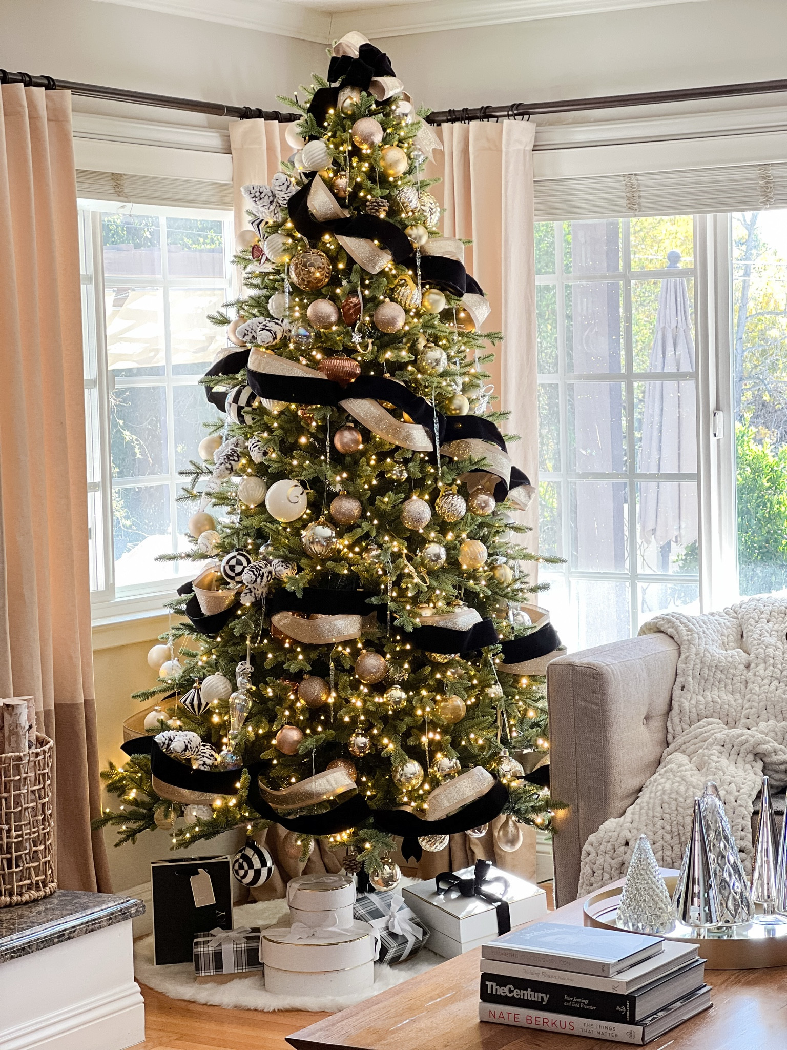 I know you all have your Christmas tree up already!  Now is the best time to buy statement pieces for your tree from one of my favorite stores!  Big sale so check it out and add some new ornaments to your tree!



#LTKGiftGuide #LTKHoliday #LTKSeasonal