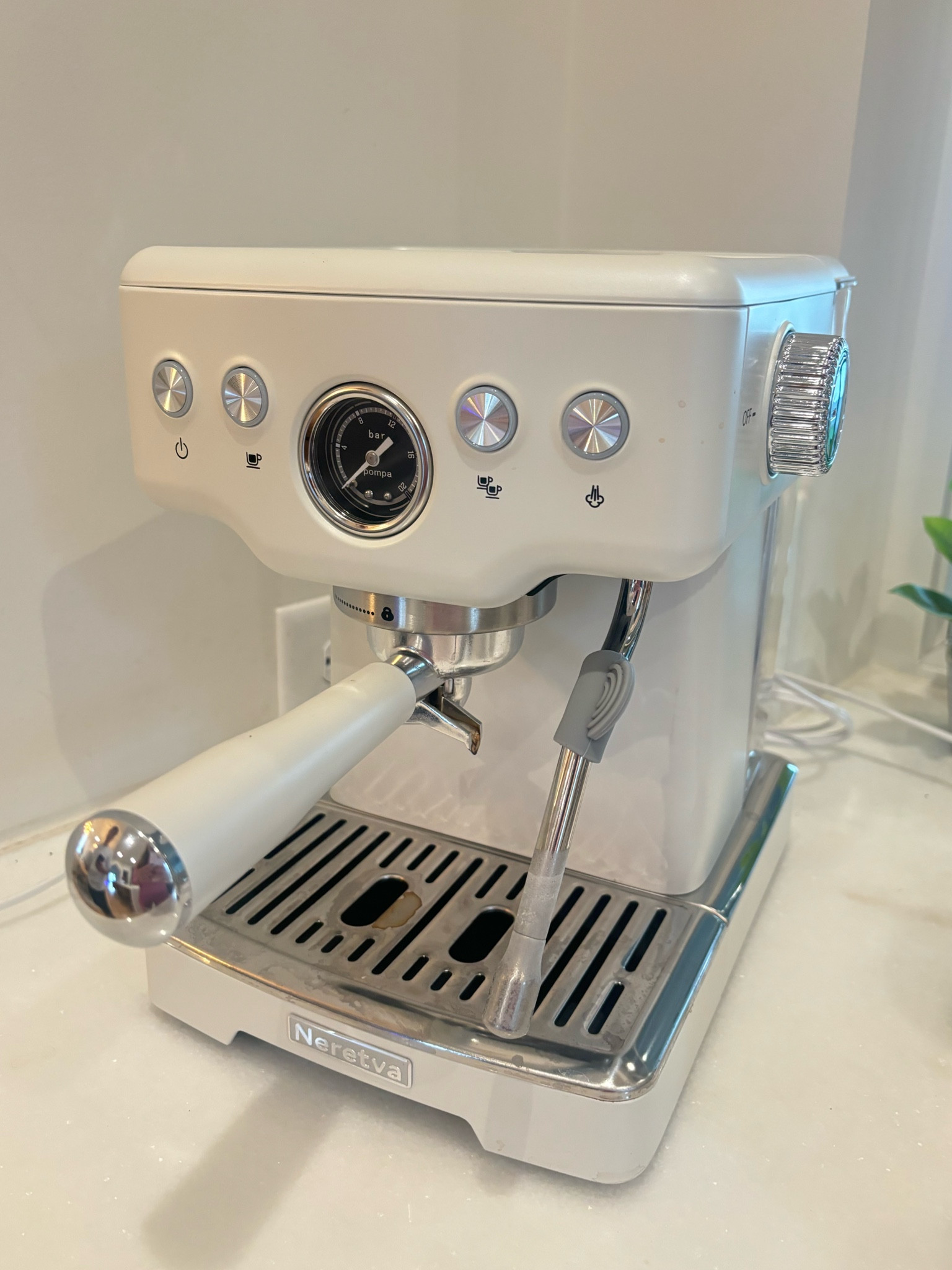 Amazing espresso machine! Love this to make my espresso in the morning and it’s a great price! #kitchengadgets #kitchenfinds 

#LTKHome