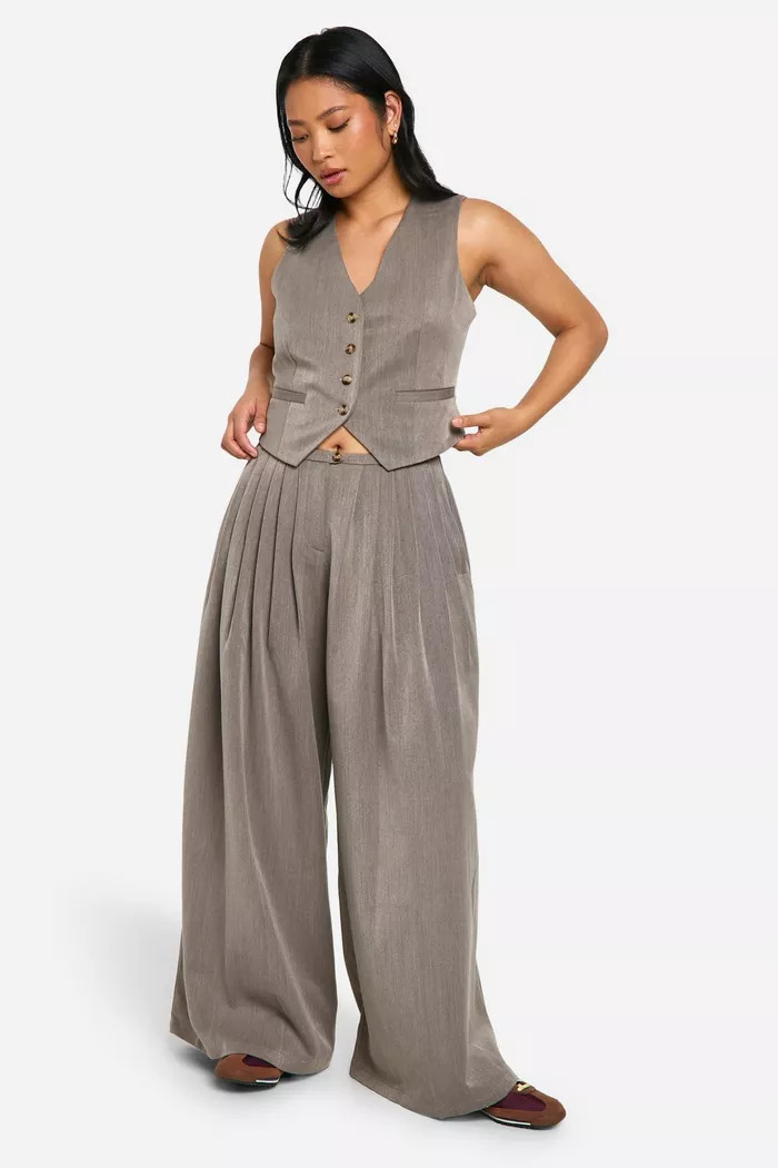 Petite Extreme Wide Leg Pleated Trouser | Boohoo.com (UK & IE)