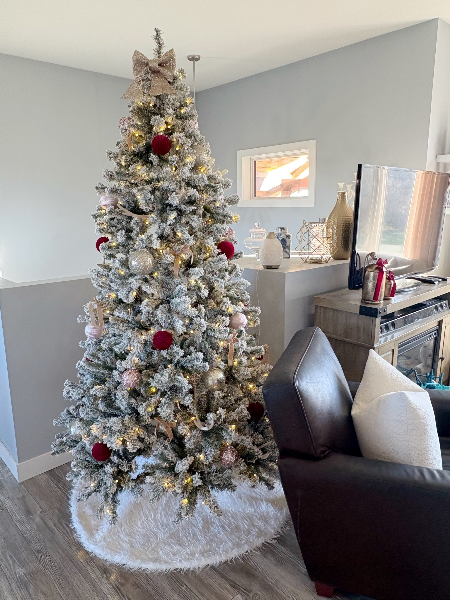 Our 2025 Christmas Tree

Flocked tree
King of Christmas 
Flocked ornaments
Velvet ornaments
Fraiche Living
Walmart Christmas 
Tree skirt
Amazon Christmas 
Christmas decor 

#LTKholiday #LTKhome