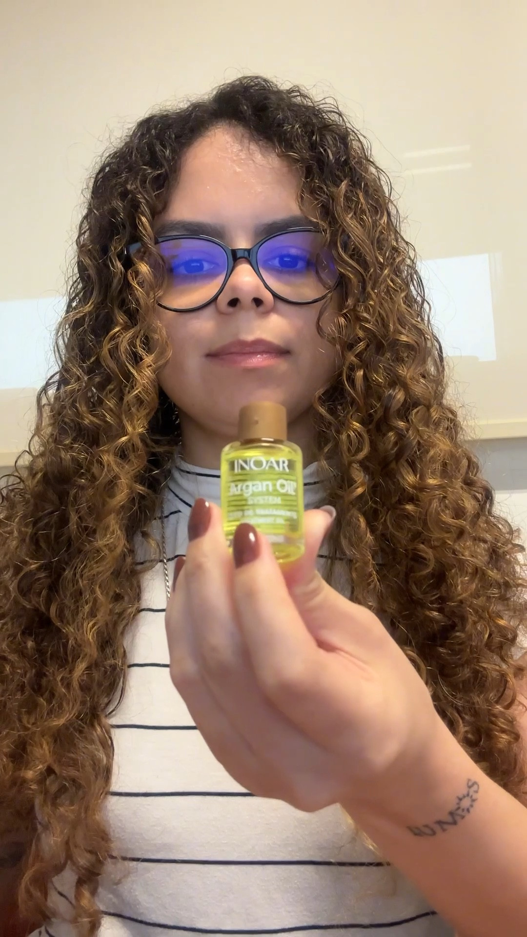 Comprei esse óleo de argan da Inoar em miniatura para deixar na minha bolsa do trabalho e AMEI o resultado! 

Meu cabelo tá bem ressecado e ele ajudou a deixar com uma aparência um pouco mais saudável, além disso tenho a sensação que ele realçou meus cachos.

Além do travel size de 7ml, tem também o full size de 60ml 

#cabelo #cabelocacheado

#LTKbrasil #LTKviagem #LTKbeleza