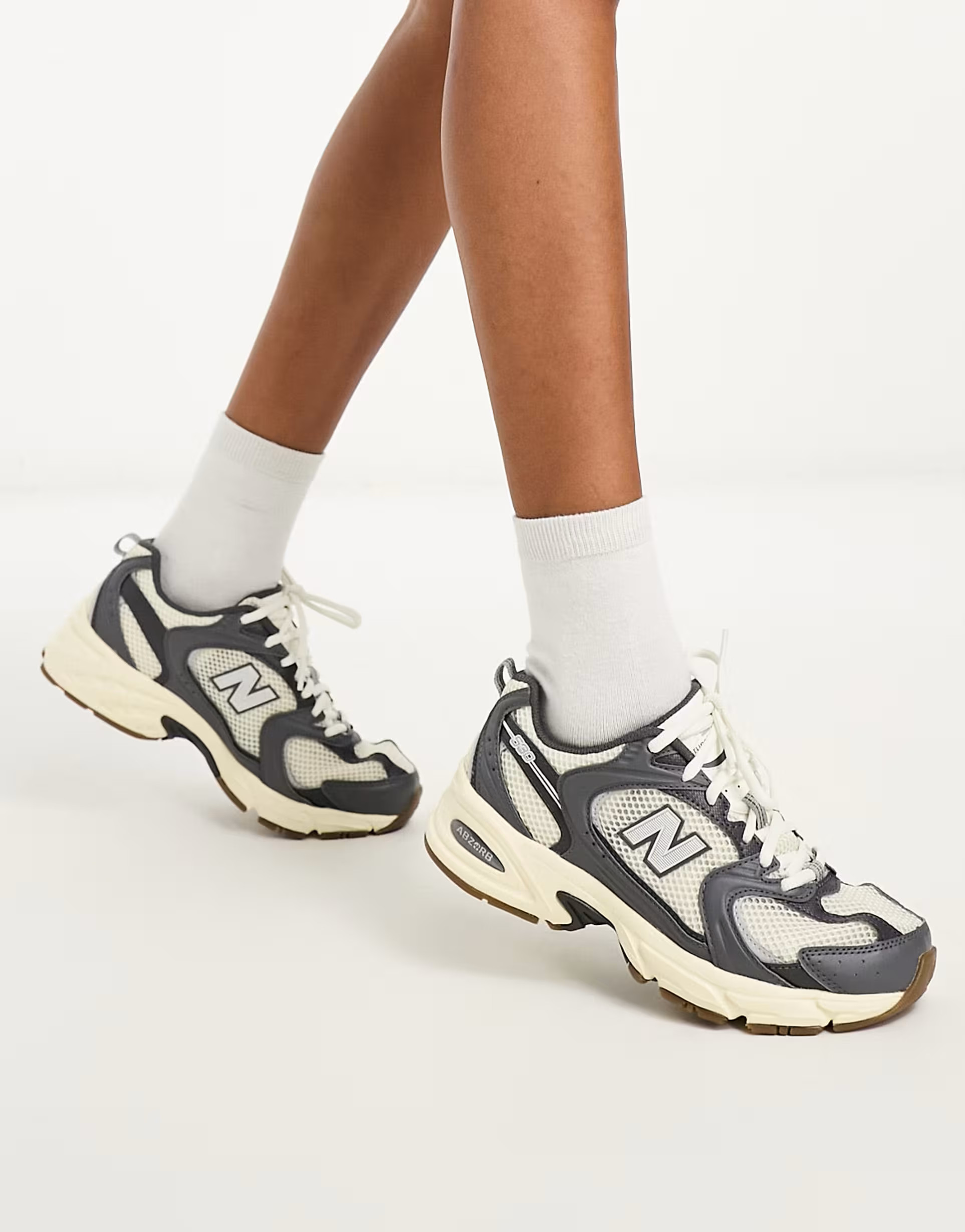 Exclusivité ASOS - New Balance - 530 - Baskets - Blanc cassé et gris | ASOS (Global)